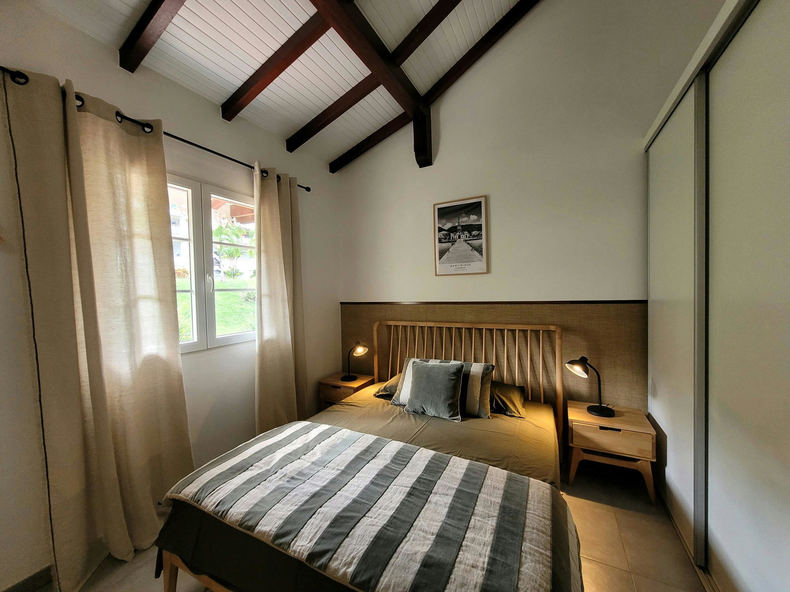 CHAMBRE 1. Tables de chevet et lampes de chevet pour créer une ambiance cosy et agréable le soir.