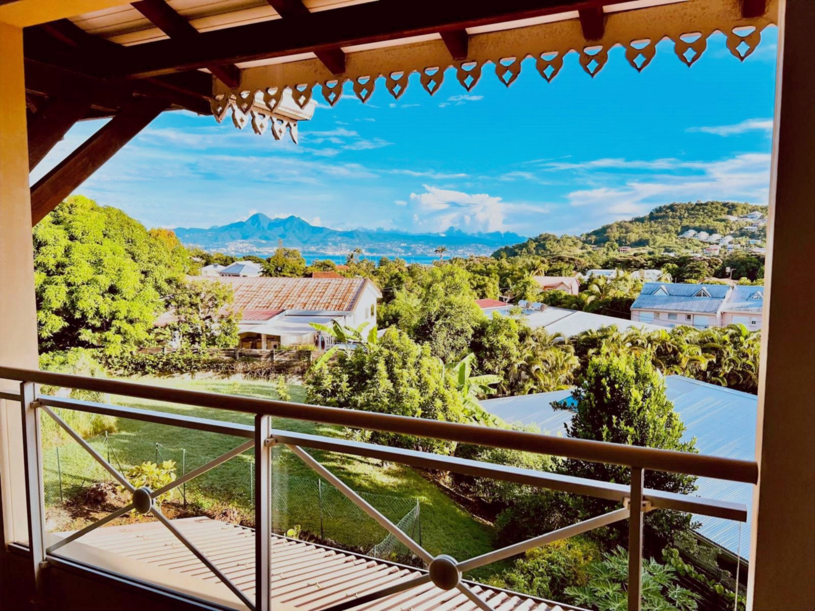 Réveillez-vous face à la magie des Caraïbes. Ce logement vous offre un balcon unique avec une vue spectaculaire sur la baie de Fort-de-France. Un véritable havre de paix tropical, lumineux et équipé pour des vacances de rêve.