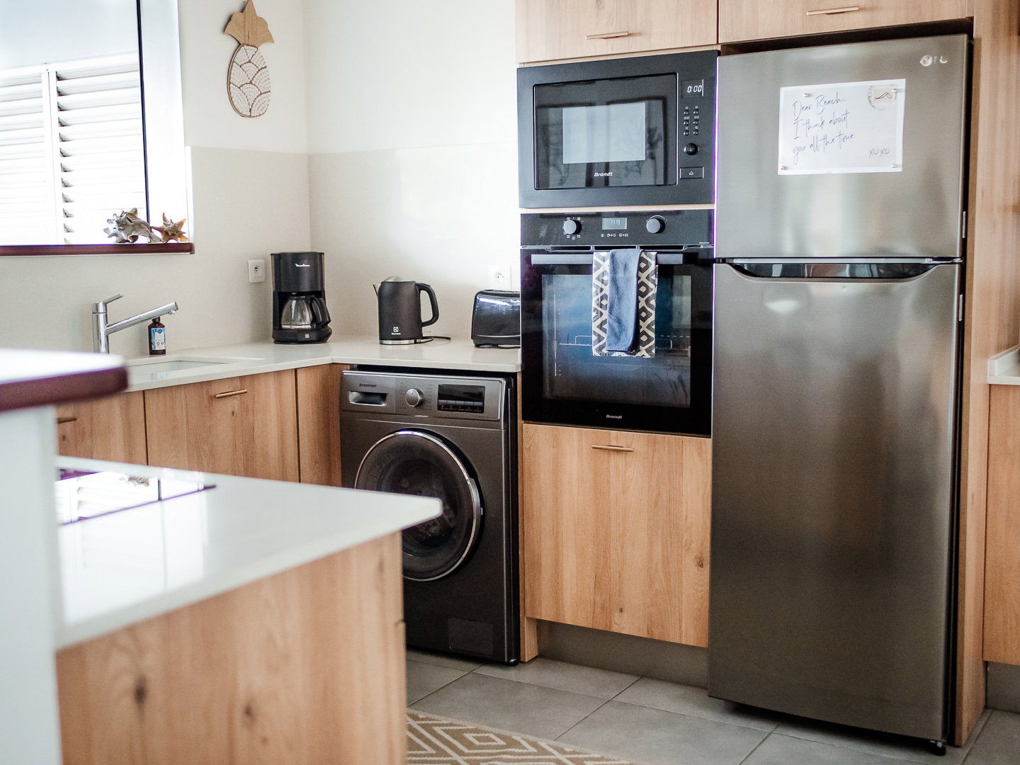 Un passe-plat relie la cuisine au balcon : pratique pour servir vos repas face à la magnifique baie de Fort-de-France.
