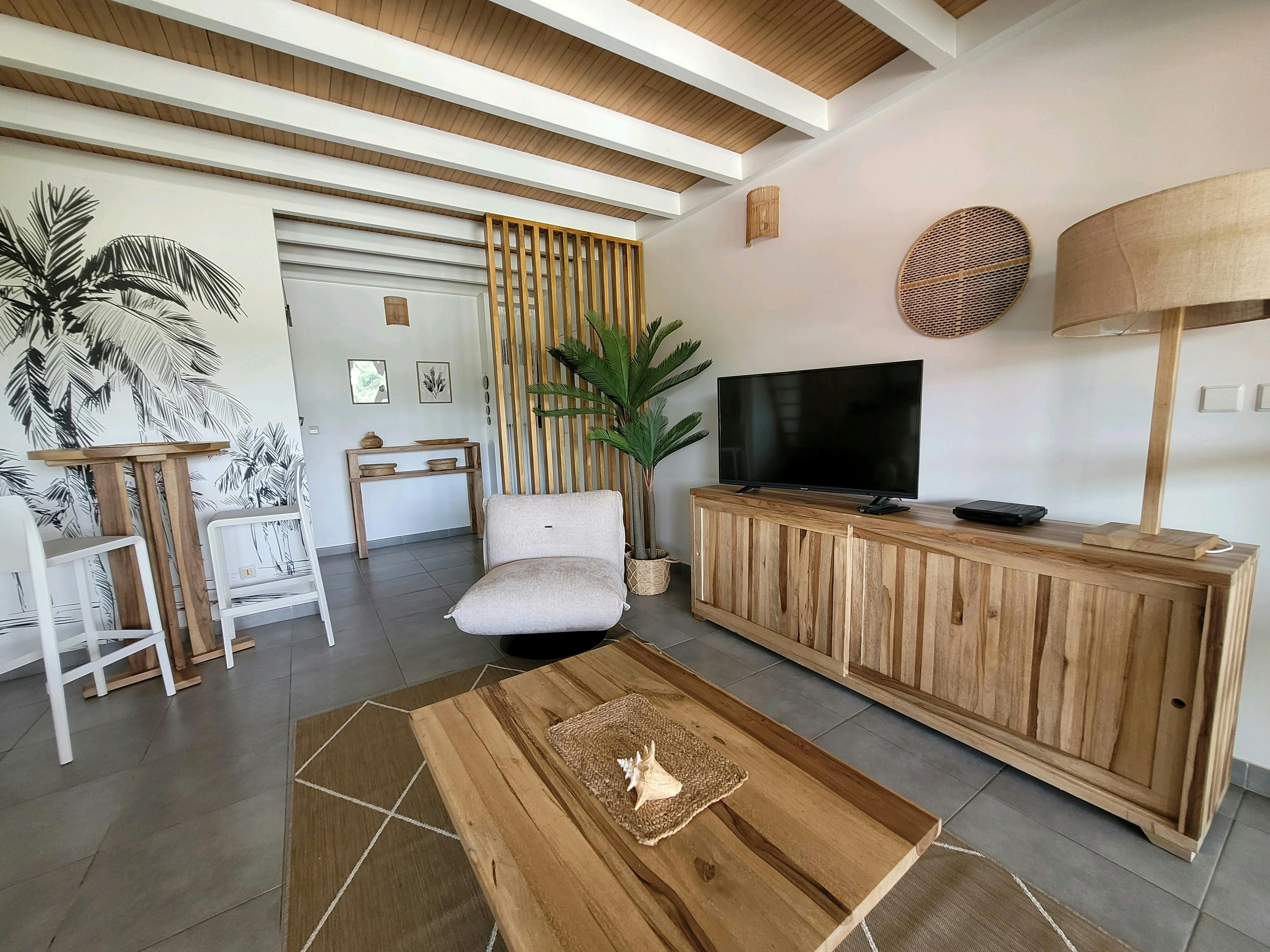 Mise à disposition d’un salon convivial avec TV connectée, Wi-Fi gratuit et jeux de société pour des moments de détente en toute simplicité.