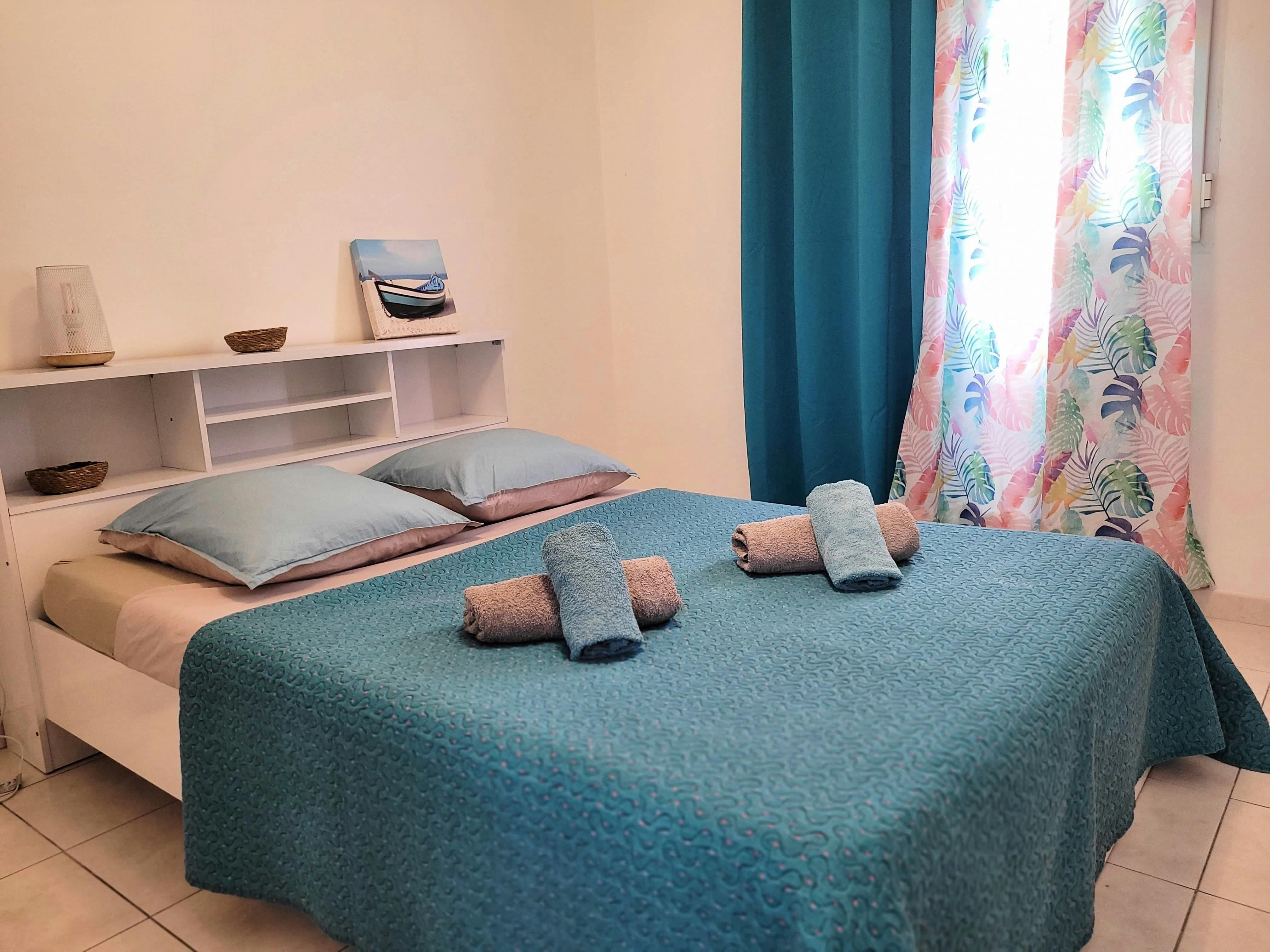 Chambre confortable équipée d’un lit double en 140, d’une armoire pour le rangement et de la climatisation pour des nuits agréables.