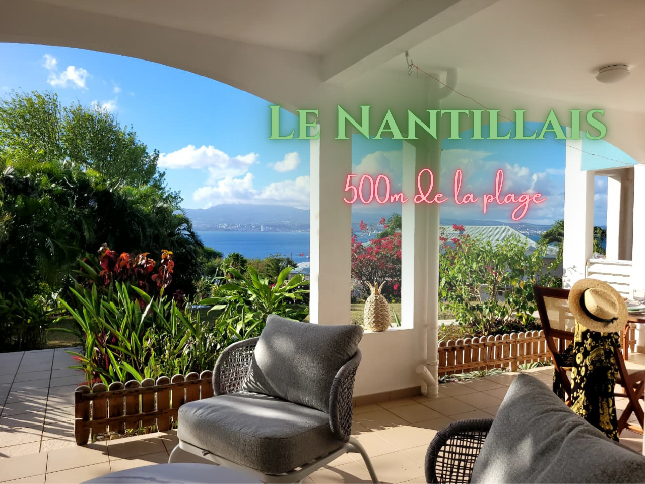 La terrasse est aménagée avec du mobilier confortable, parfait pour se détendre et profiter des repas en plein air. Elle offre une vue dégagée sur le jardin environnant.