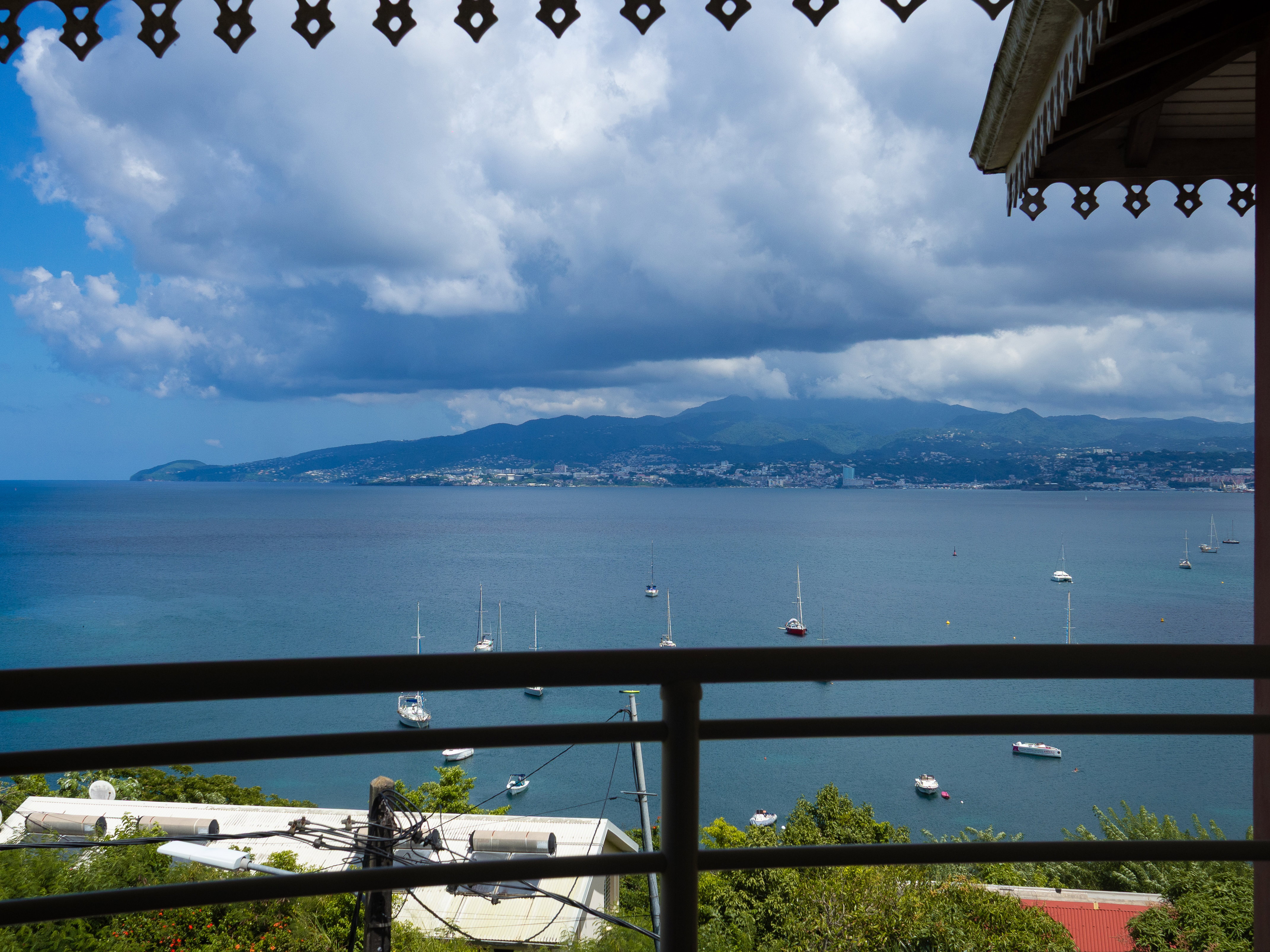 Depuis le balcon, profitez d’une vue à 180° sur la baie de Fort-de-France. Un panorama unique qui s’étend jusqu’à la plage d’Anse Mitan, accessible en 2 minutes à pied.