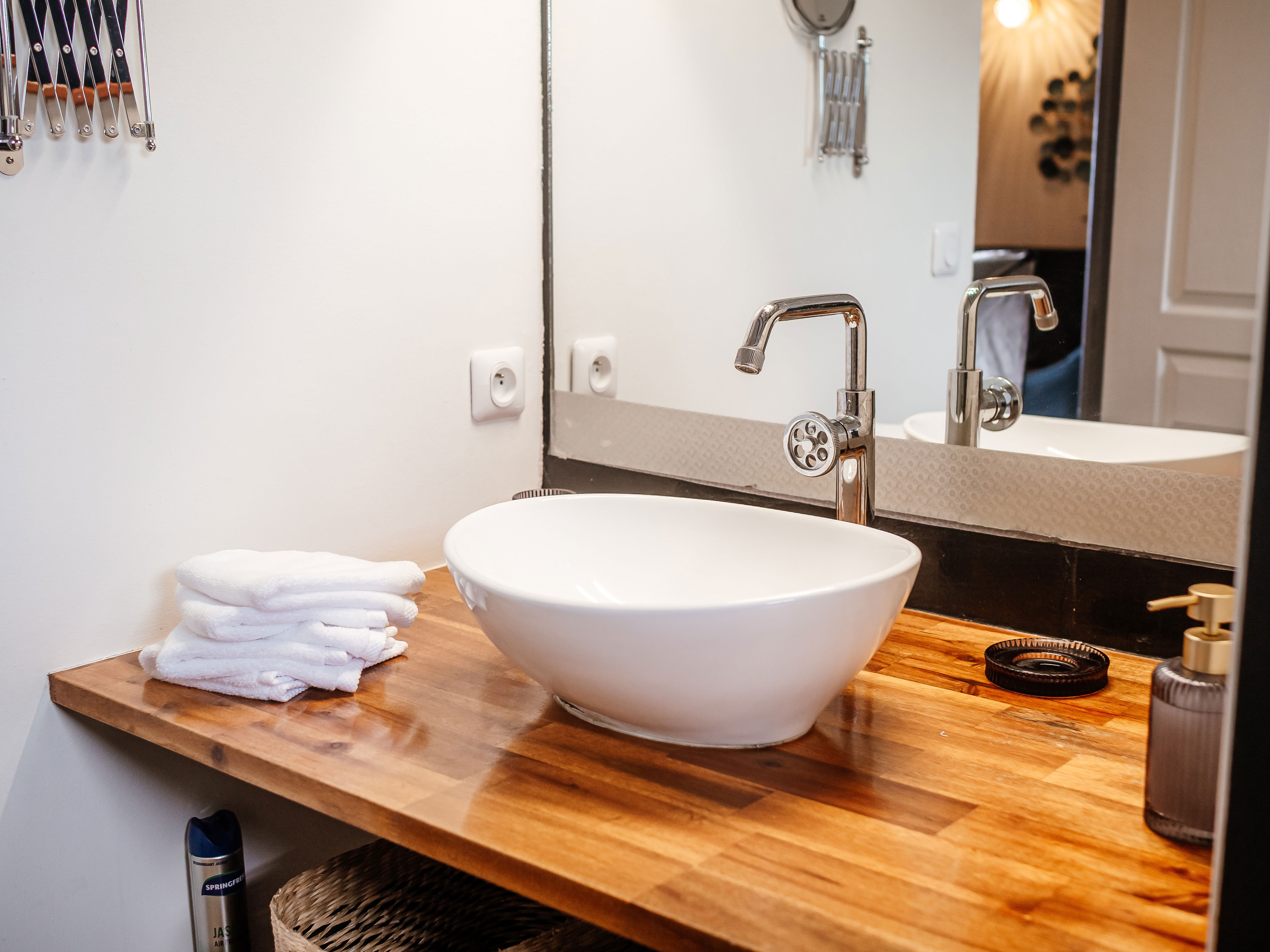 Salle d’eau moderne avec grande douche à l’italienne, vasque élégante et toilettes. Un espace pratique et agréable pour votre séjour.
