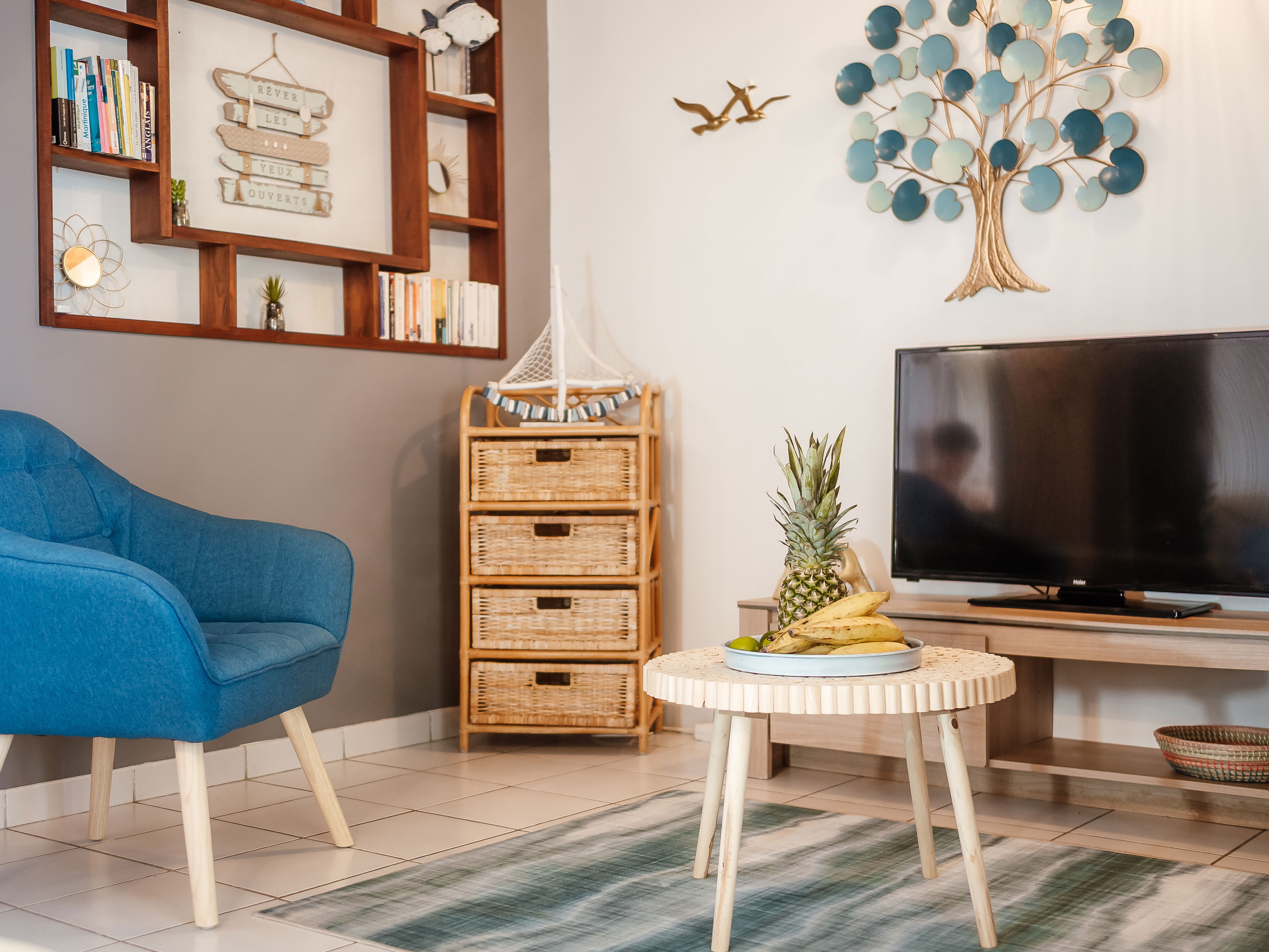 Salon confortable avec grand canapé, TV connectée et wifi. Un espace détente idéal pour vos soirées après une journée de découverte.