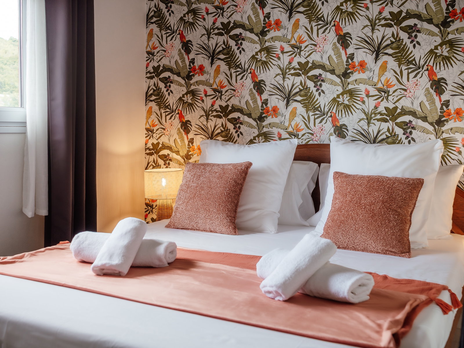 Profitez d’une chambre climatisée équipée d’un grand lit 160 cm et de rideaux occultants, idéale pour un sommeil réparateur après vos journées de découverte.