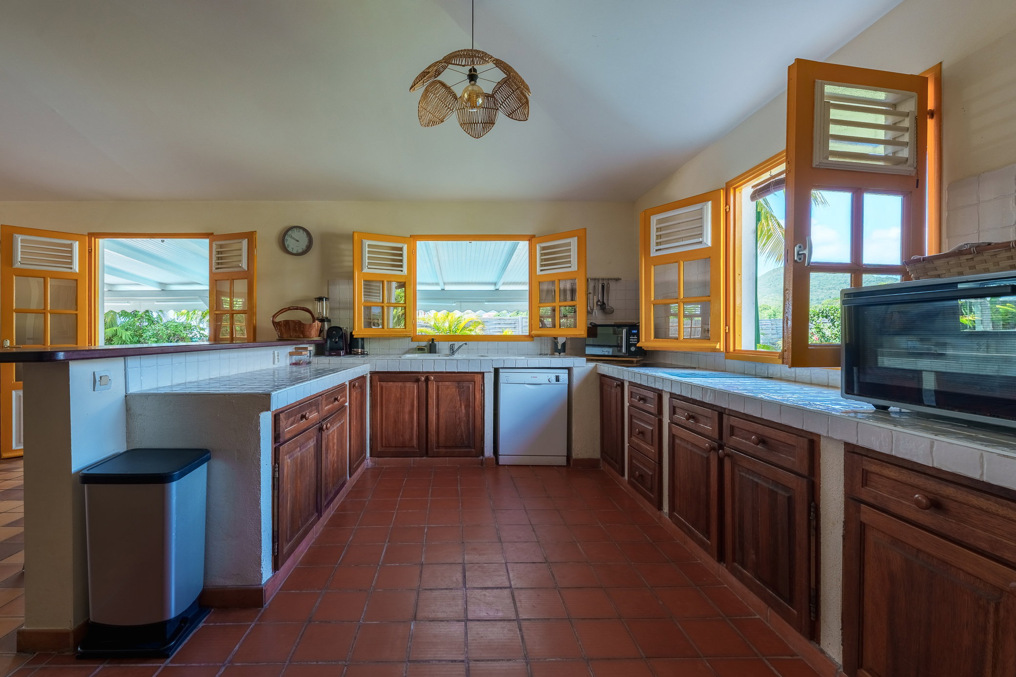 Cuisine entièrement équipée : lave-vaisselle, four, machine à café et tout le nécessaire pour cuisiner comme à la maison. Fonctionnelle et pratique pour vos séjours.