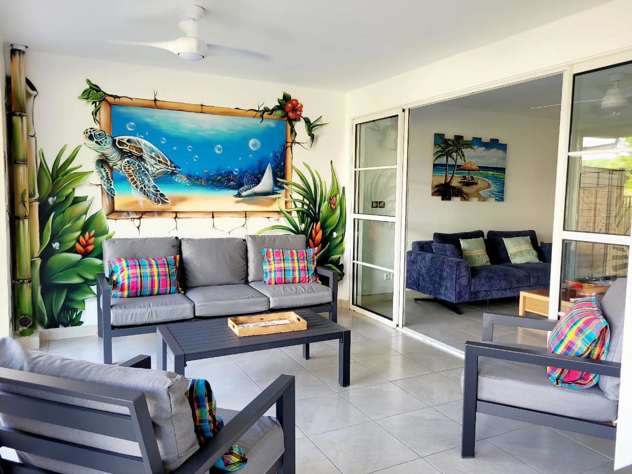 Espace cosy avec canapé accueillant, parfait pour se détendre ou partager un moment convivial entre amis ou en famille.