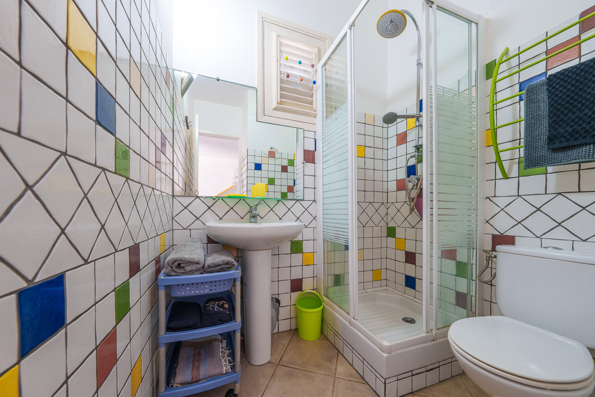 Salle d’eau avec WC intégrés et cabine de douche. Deux serviettes de bain sont fournies par personne pour le séjour.