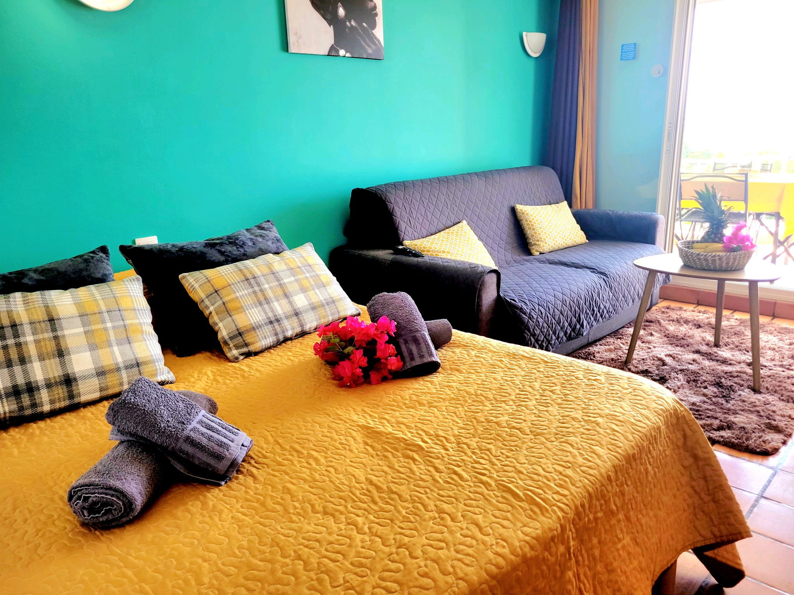 ESPACE NUIT : Espace nuit cosy avec lit double 140 cm, draps et oreillers moelleux fournis. Petite couette légère pour vos nuits tropicales. Le lit se situe dans la pièce de vie, dans une ambiance douce et chaleureuse, idéale pour un séjour tout confort.