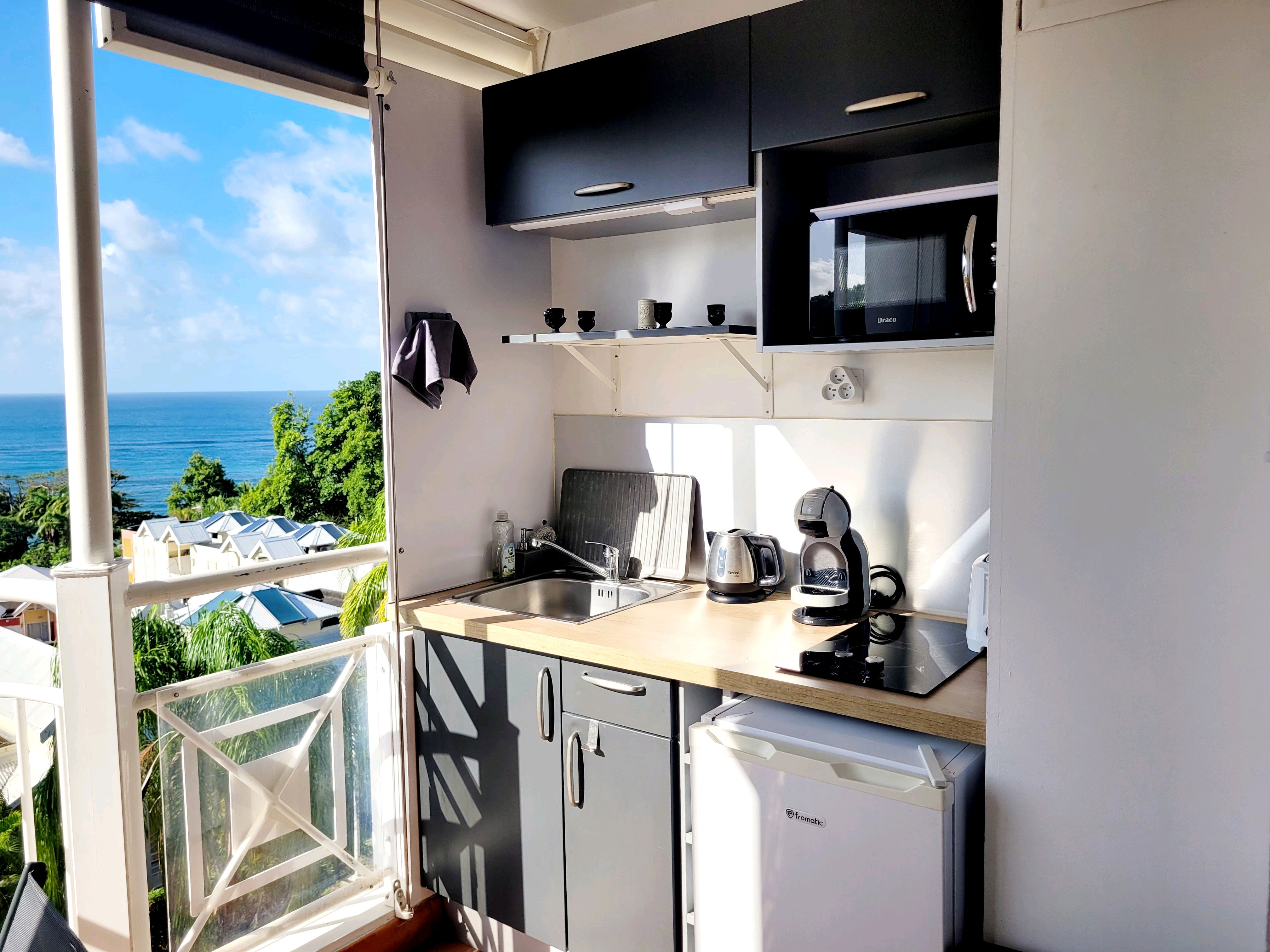 CUISINE : Kitchenette fonctionnelle sur le balcon de 5 m², avec une superbe vue sur la baie de Tartane. Cuisine équipée, idéale pour préparer de bons petits repas tout en profitant de la brise marine et du panorama.