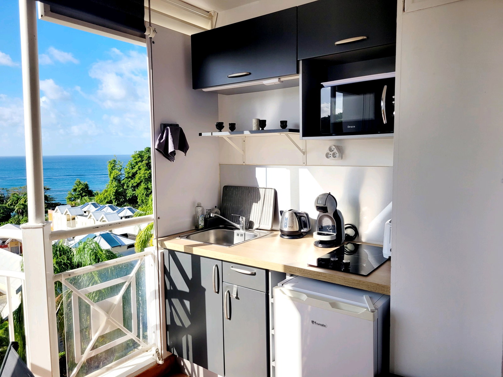 CUISINE : Kitchenette fonctionnelle sur le balcon de 5 m², avec une superbe vue sur la baie de Tartane. Cuisine équipée, idéale pour préparer de bons petits repas tout en profitant de la brise marine et du panorama.