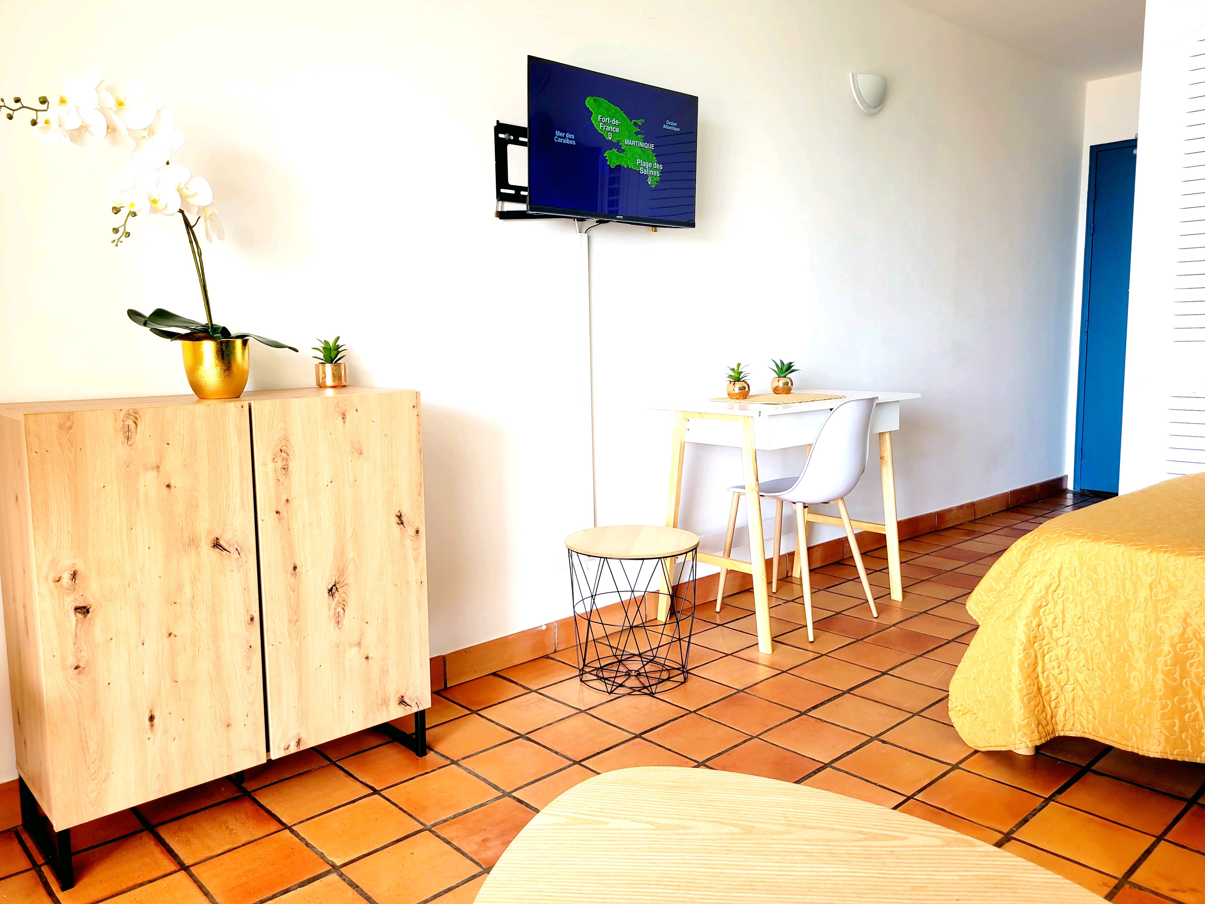 BUREAU : Espace bureau pratique avec un petit bureau, sa chaise et un meuble de rangement. Idéal pour télétravailler ou écrire, avec le Wi-Fi à disposition pour rester connecté en toute sérénité.