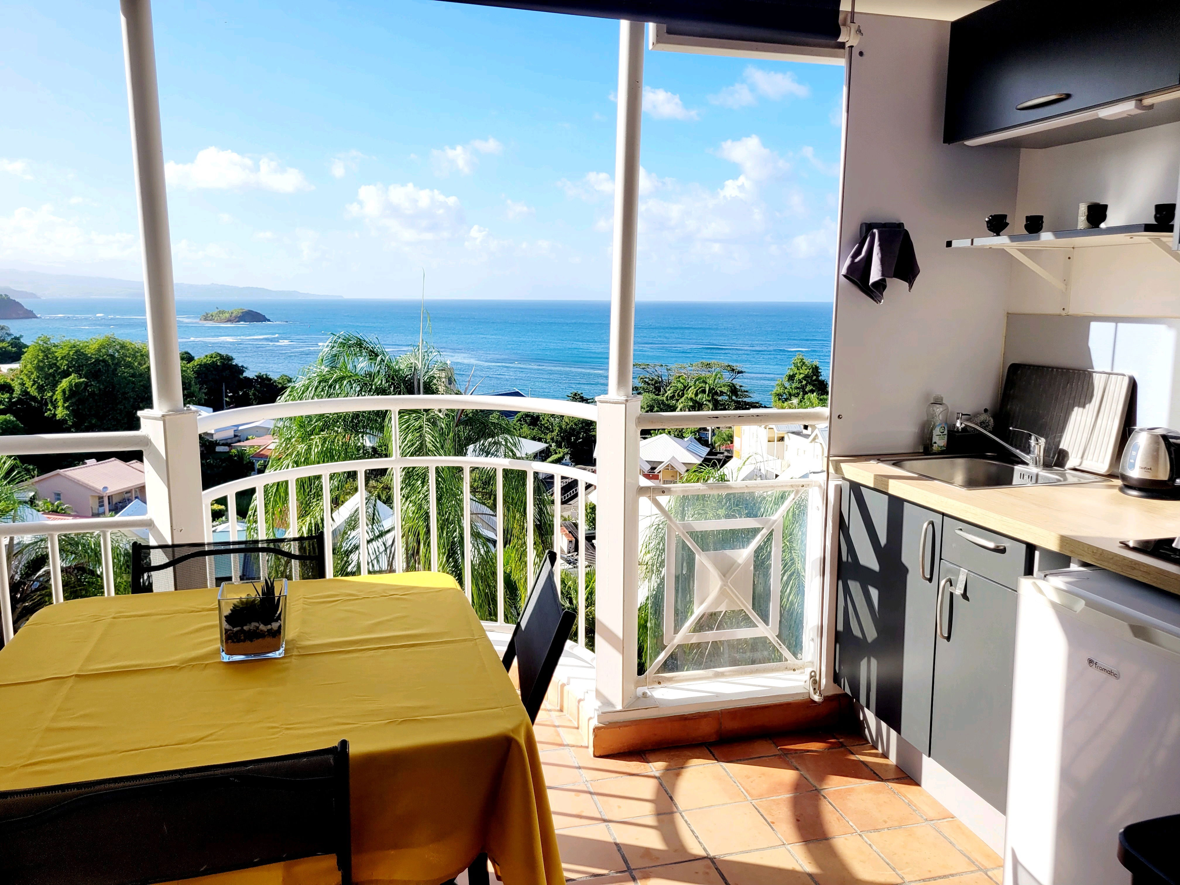 BALCON : Balcon de 5 m² face à la baie de Tartane, avec vue imprenable sur la mer. Installez-vous autour de la table pour savourer votre café du matin dans un cadre apaisant et lumineux.