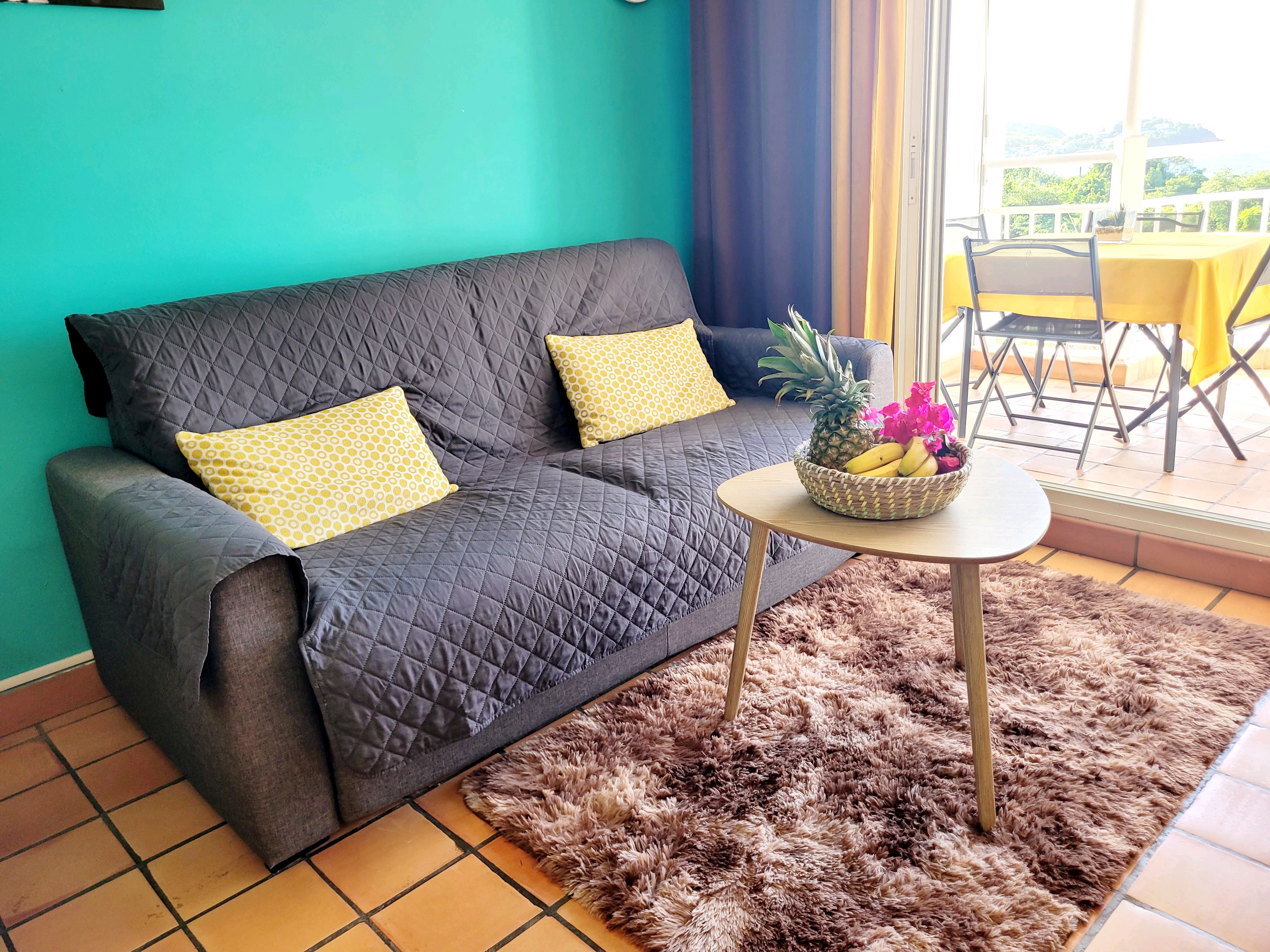 COIN SALON : Convivial avec canapé 3 places, idéal pour se détendre après la plage. Profitez de la TV et du Wi-Fi haut débit pour vos soirées cocooning dans une atmosphère chaleureuse et tropicale.