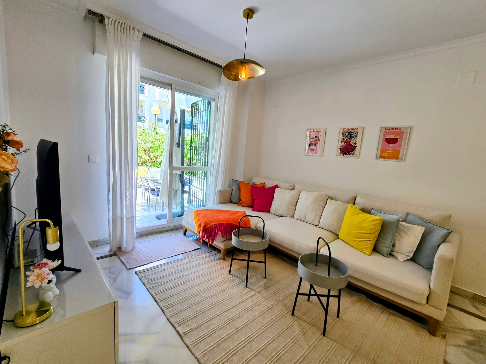 Cozy 2 bedroom with a huge terrace and access to pool. Walking distance to beach