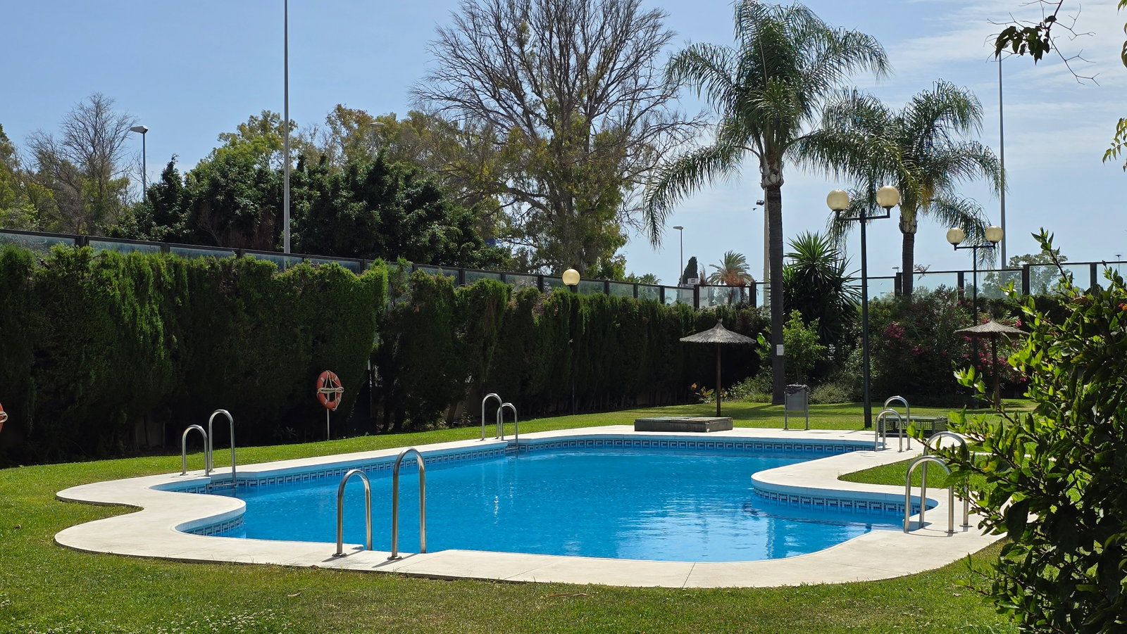 Cozy 2 bedroom with a huge terrace and access to pool. Walking distance to beach