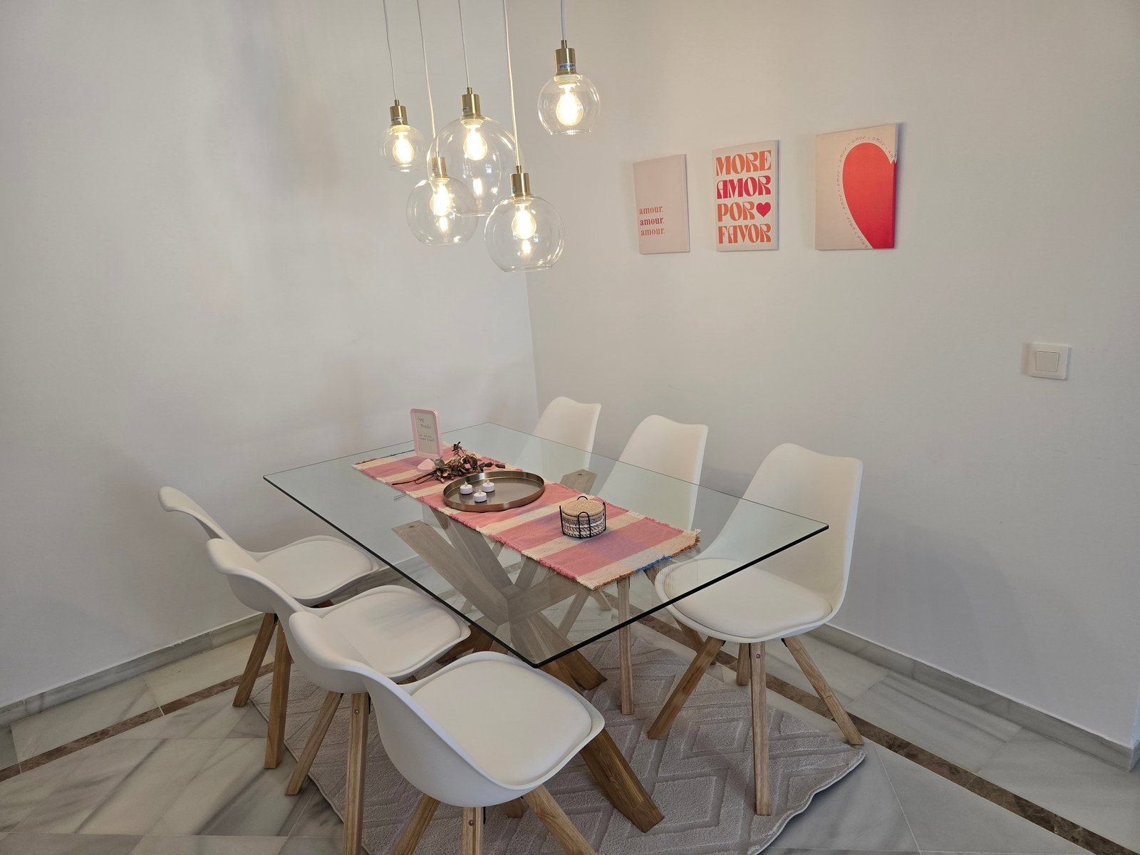 Cozy 2 bedroom with a huge terrace and access to pool. Walking distance to beach