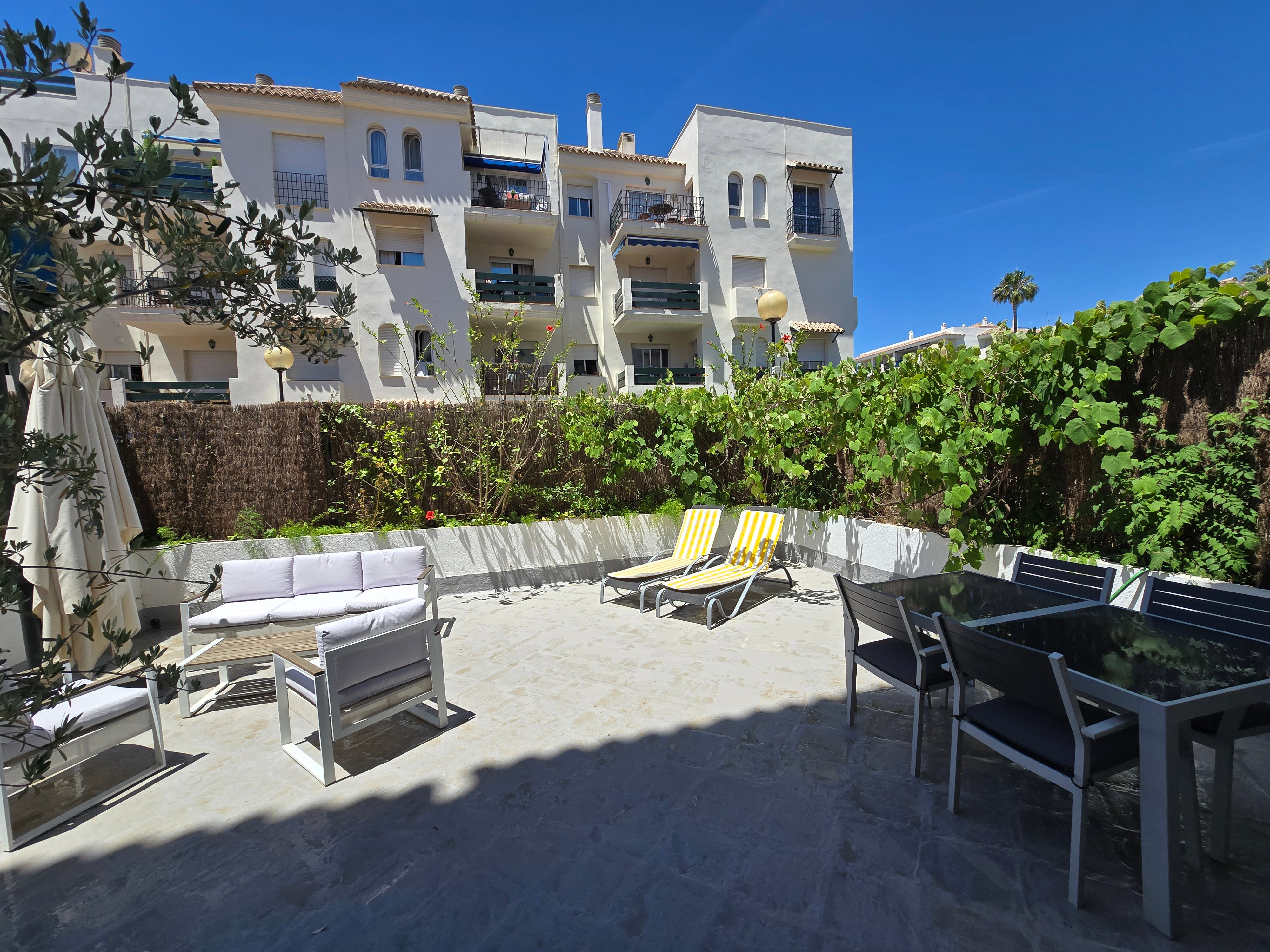 Cozy 2 bedroom with a huge terrace and access to pool. Walking distance to beach