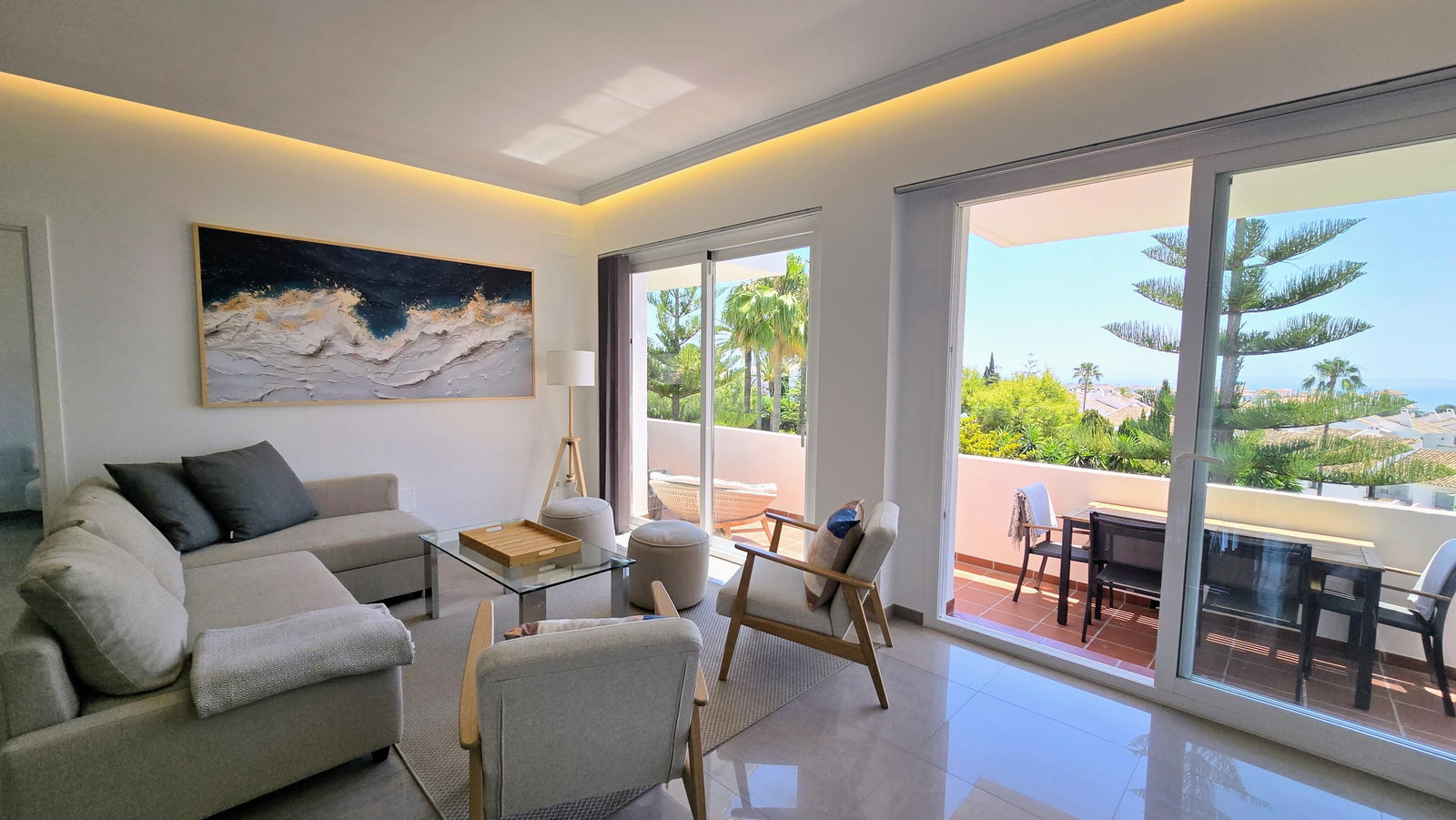 Luxurt 3 bedroom with amazing seaviews and walking distance to beach & shops
