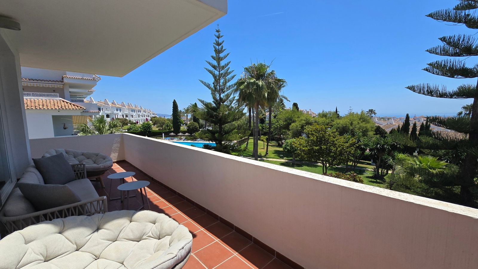 Luxurt 3 bedroom with amazing seaviews and walking distance to beach & shops