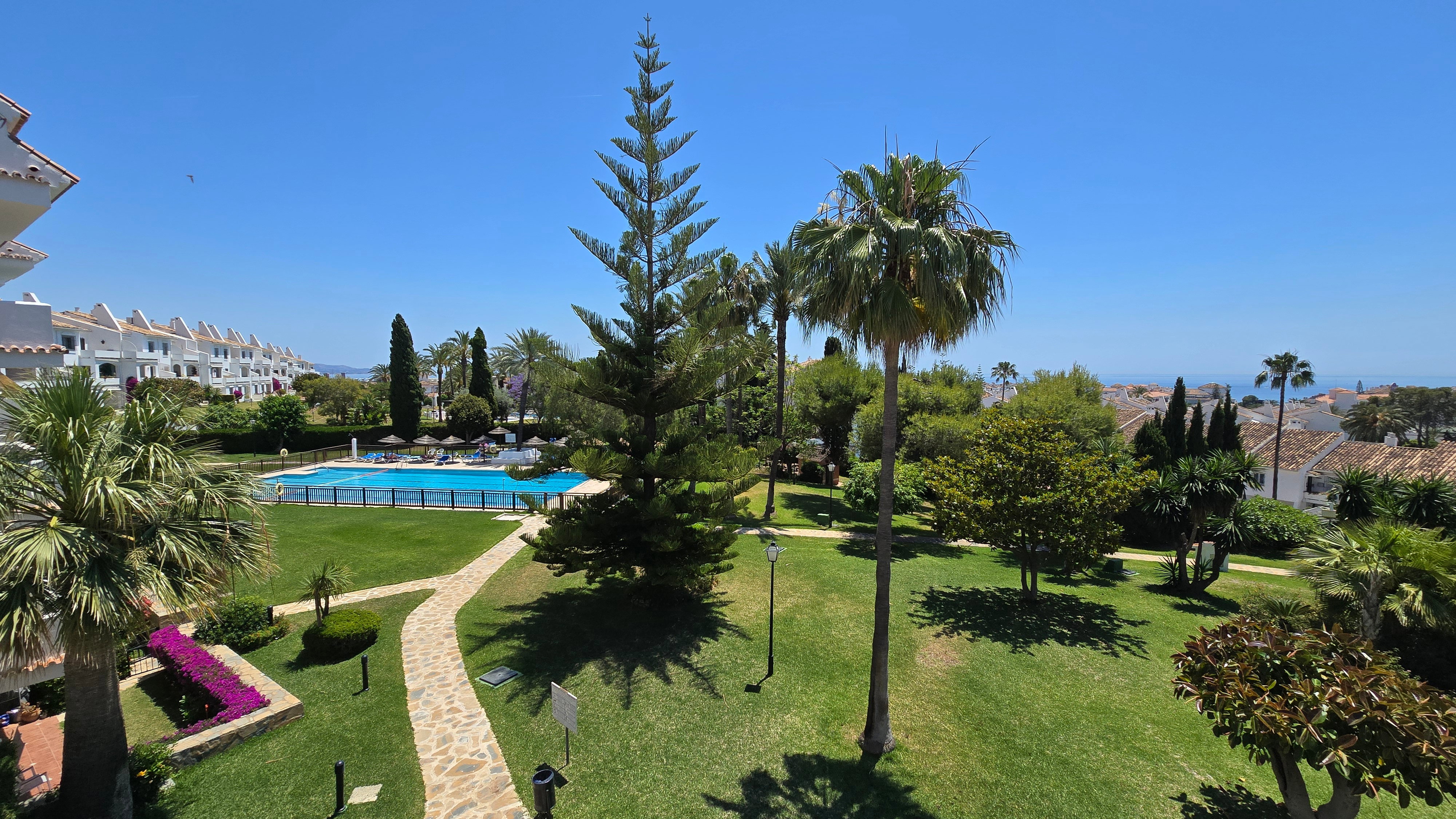 Luxurt 3 bedroom with amazing seaviews and walking distance to beach & shops