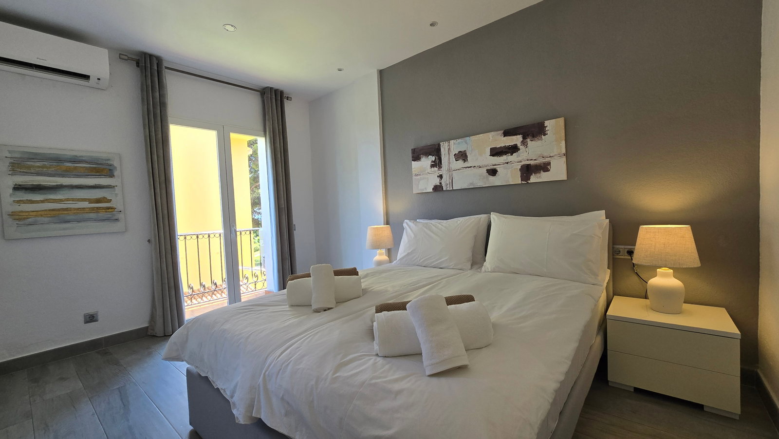 Seaview 2BR walking to shops, restaurants & marina