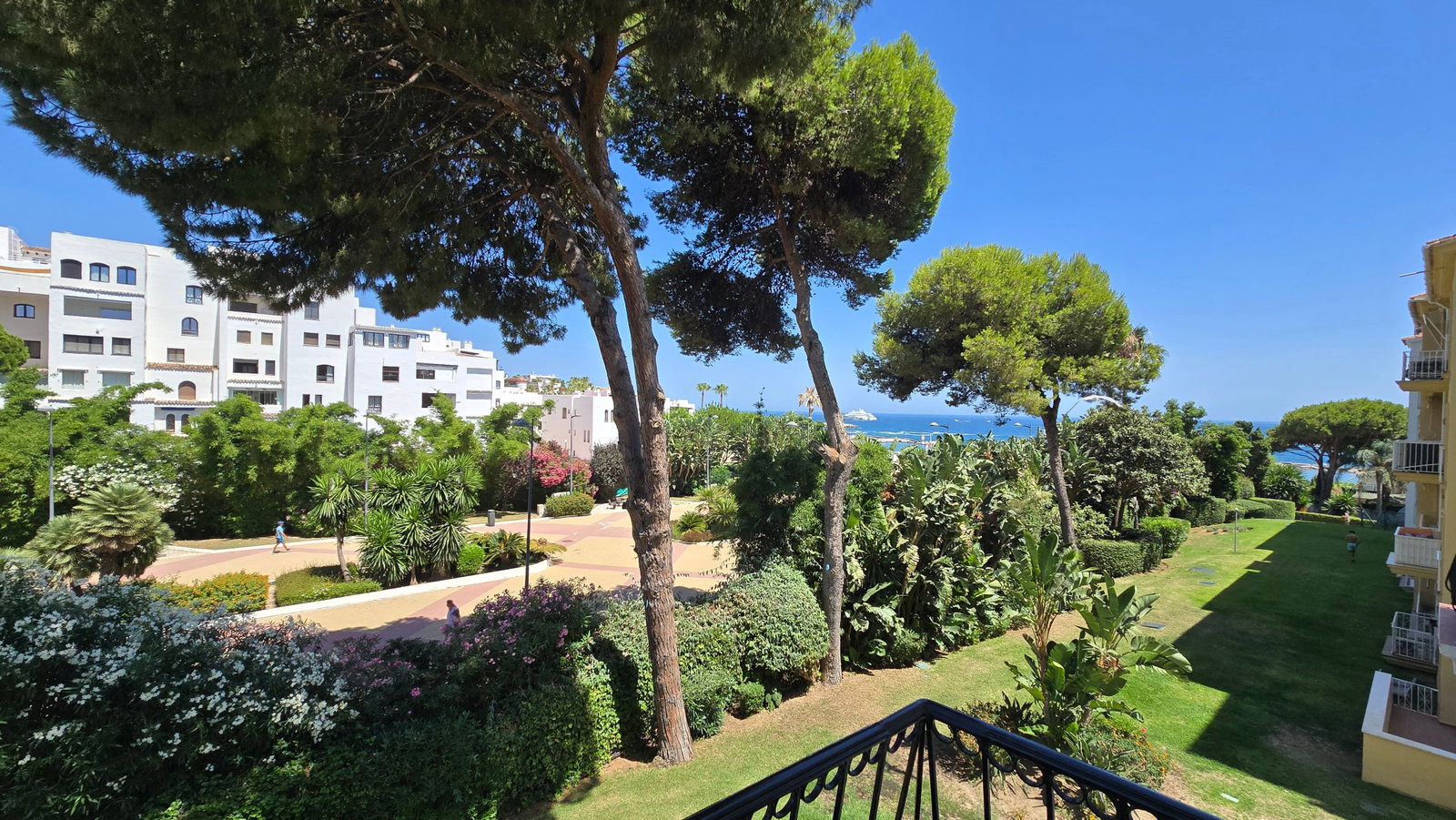 Seaview 2BR walking to shops, restaurants & marina