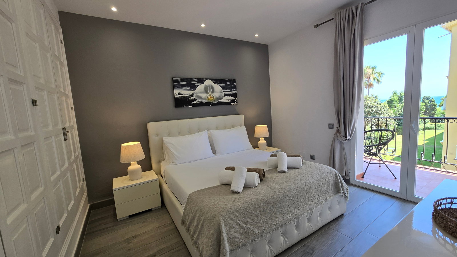 Seaview 2BR walking to shops, restaurants & marina