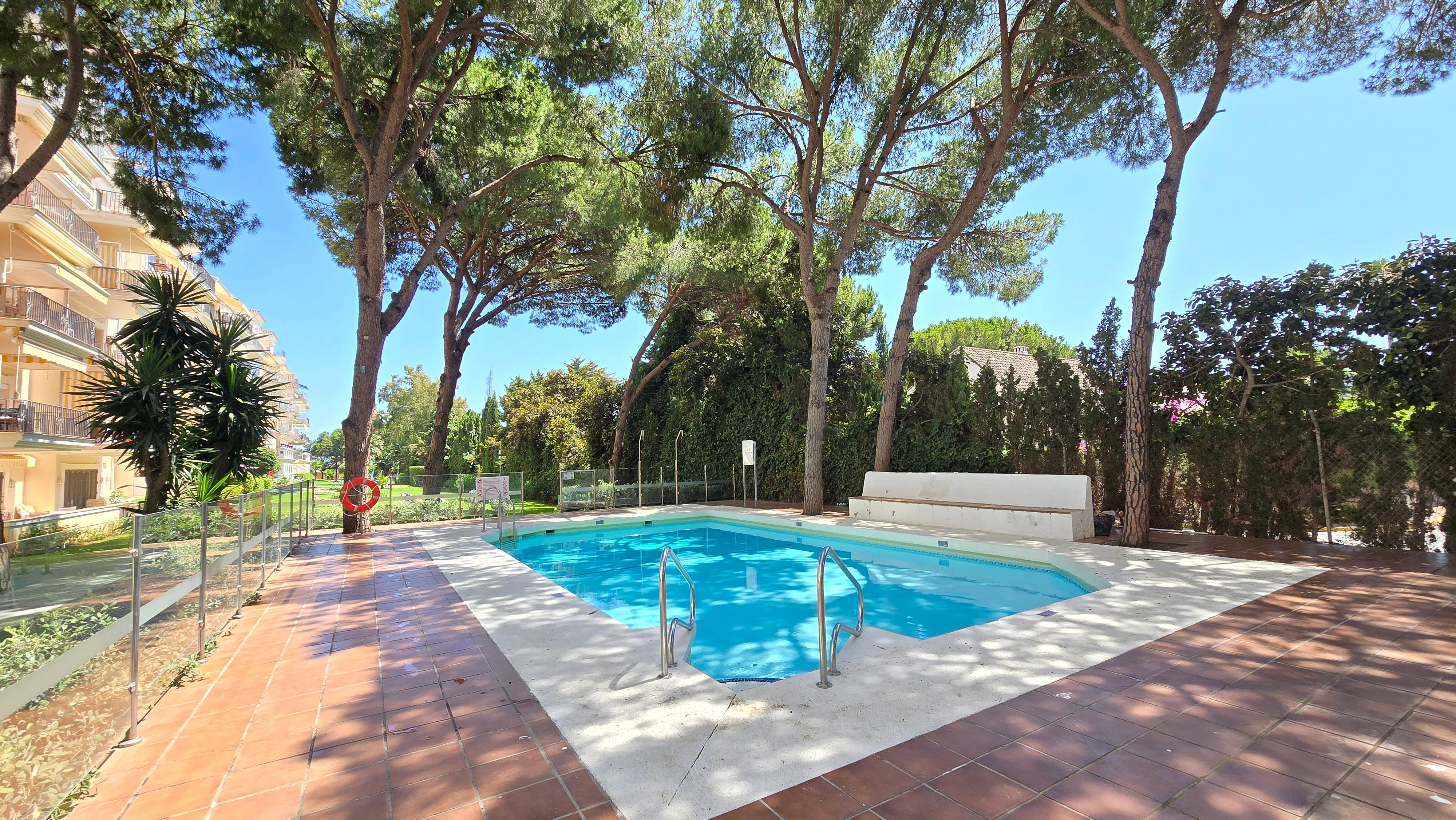 Seaview 2br/1bath walking to shops, restaurants & marina