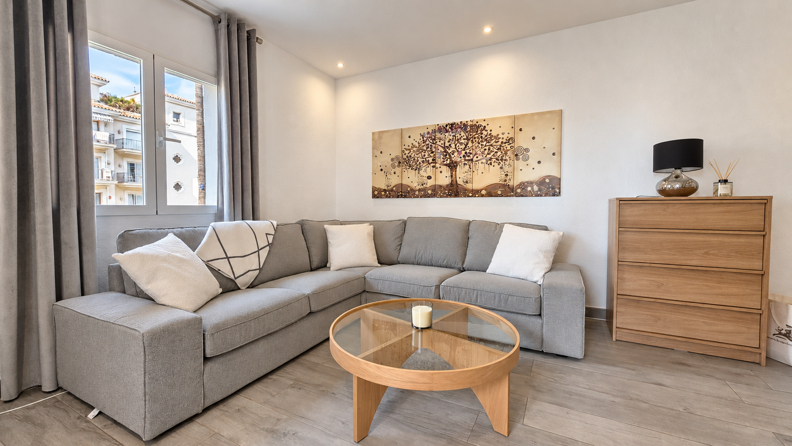 Seaview 2br/1bath walking to shops, restaurants & marina