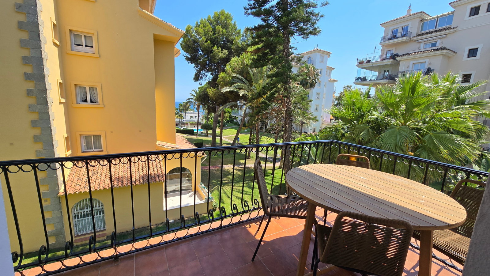 Seaview 2br/1bath walking to shops, restaurants & marina