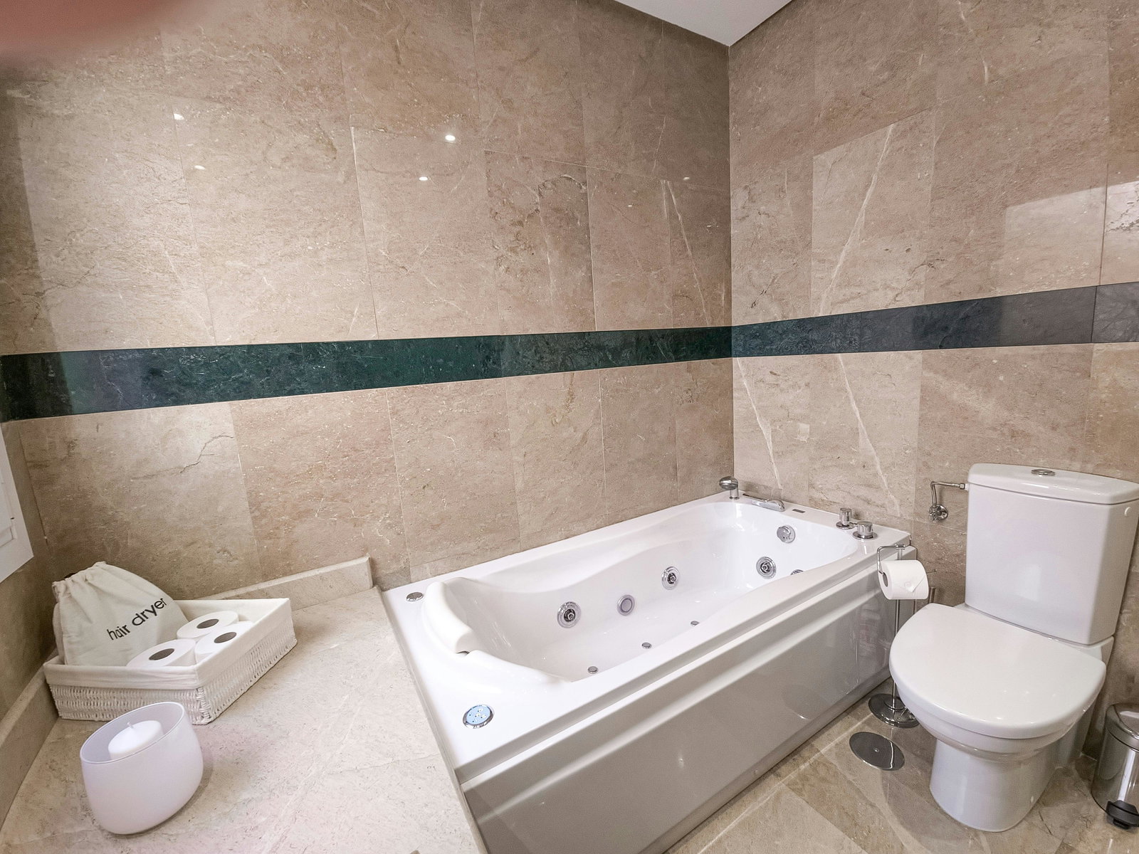 Large 1BR in quite community with pool in famous La Cerquilla with 24h security