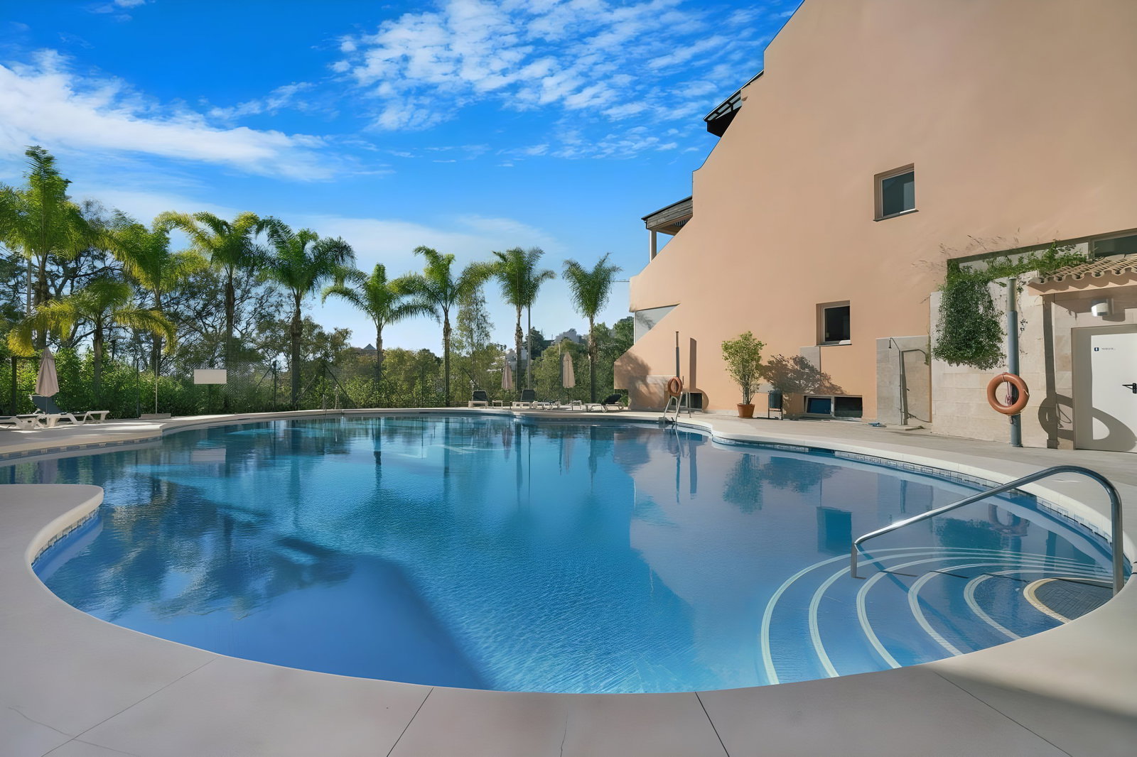 Large 1BR in quite community with pool in famous La Cerquilla with 24h security