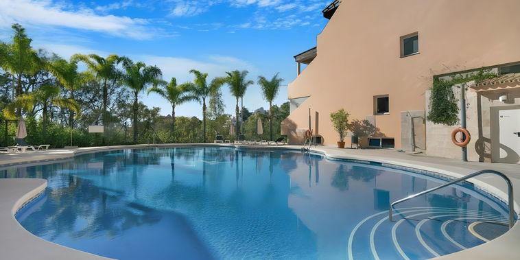 Large 1BR in quite community with pool in famous La Cerquilla with 24h security