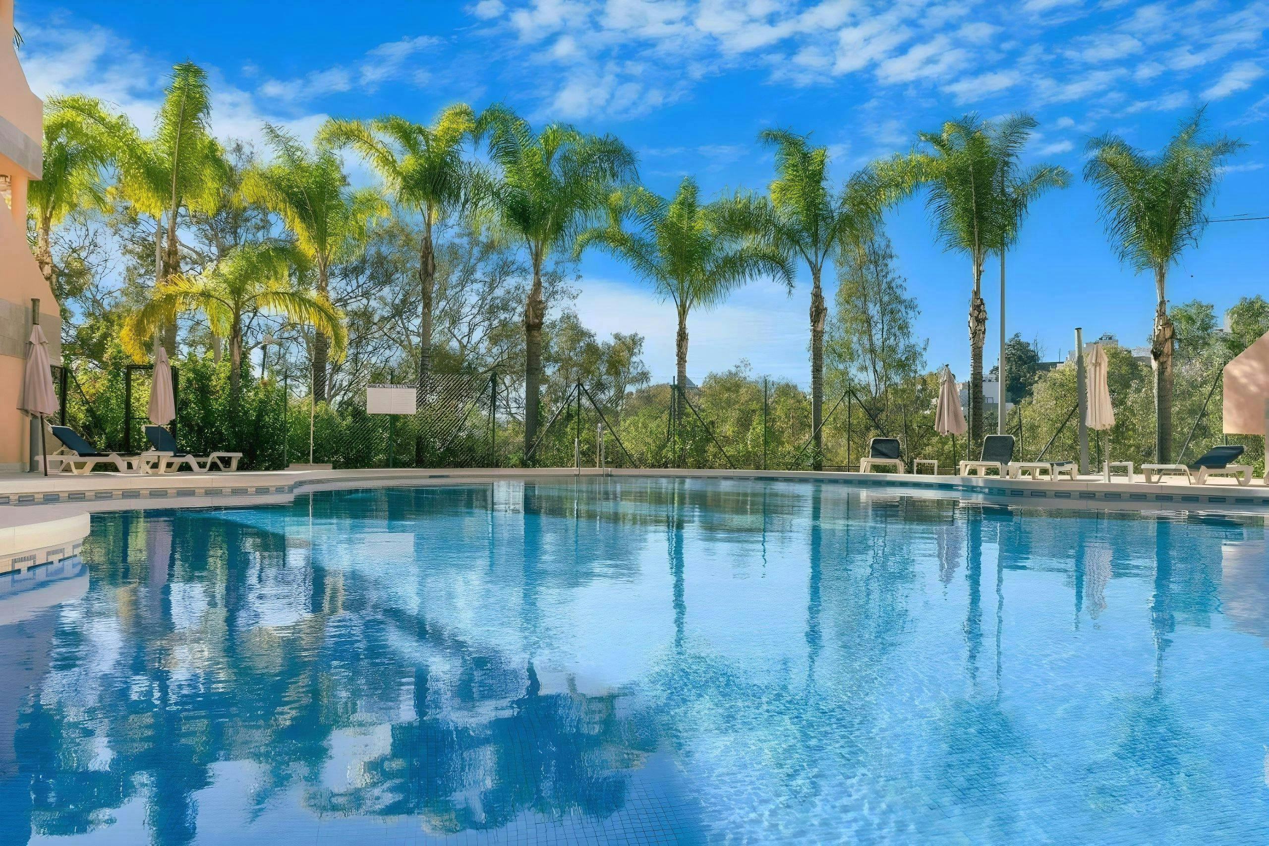 Large 1BR in quite community with pool in famous La Cerquilla with 24h security