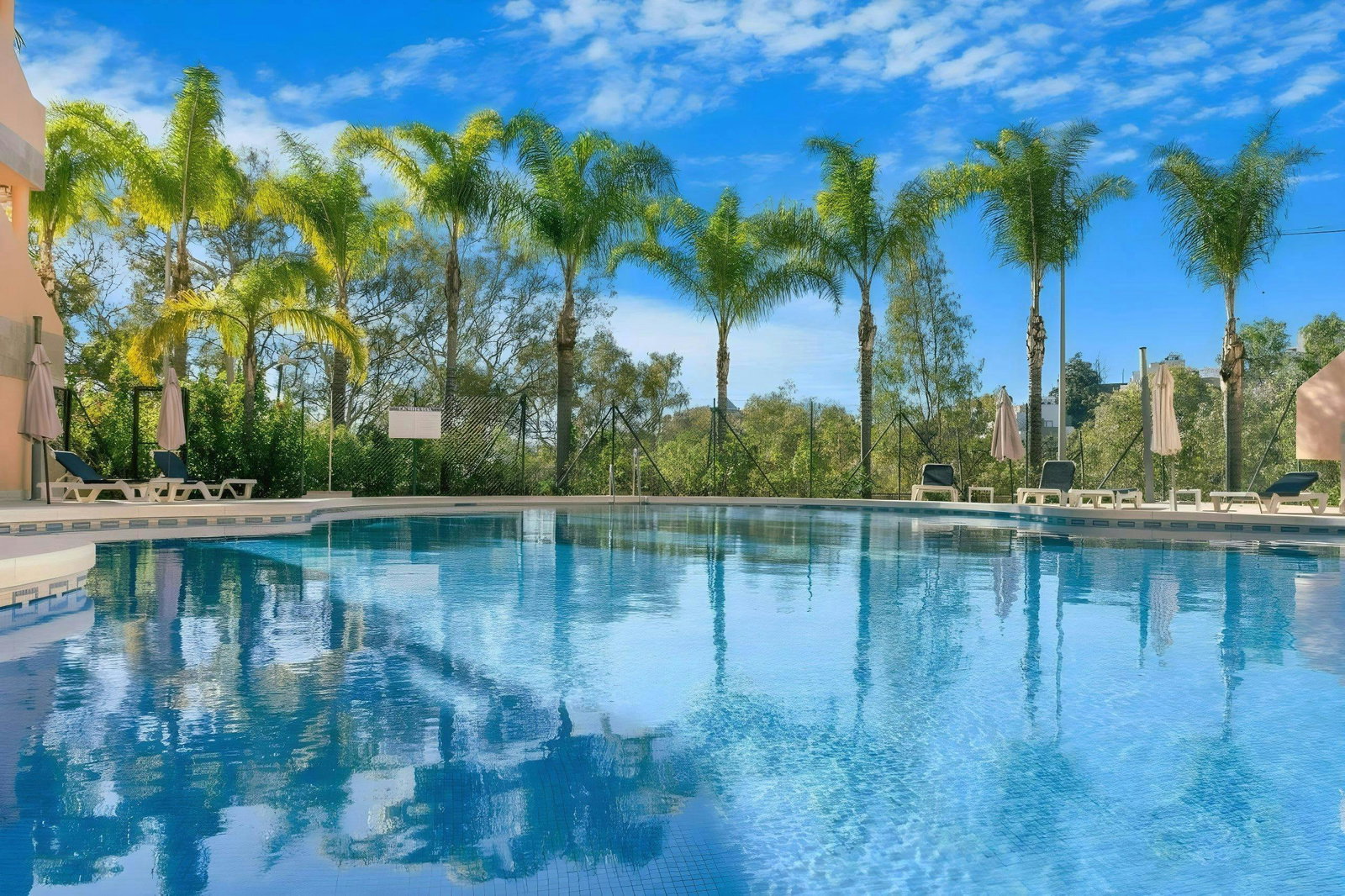 Large 1BR in quite community with pool in famous La Cerquilla with 24h security
