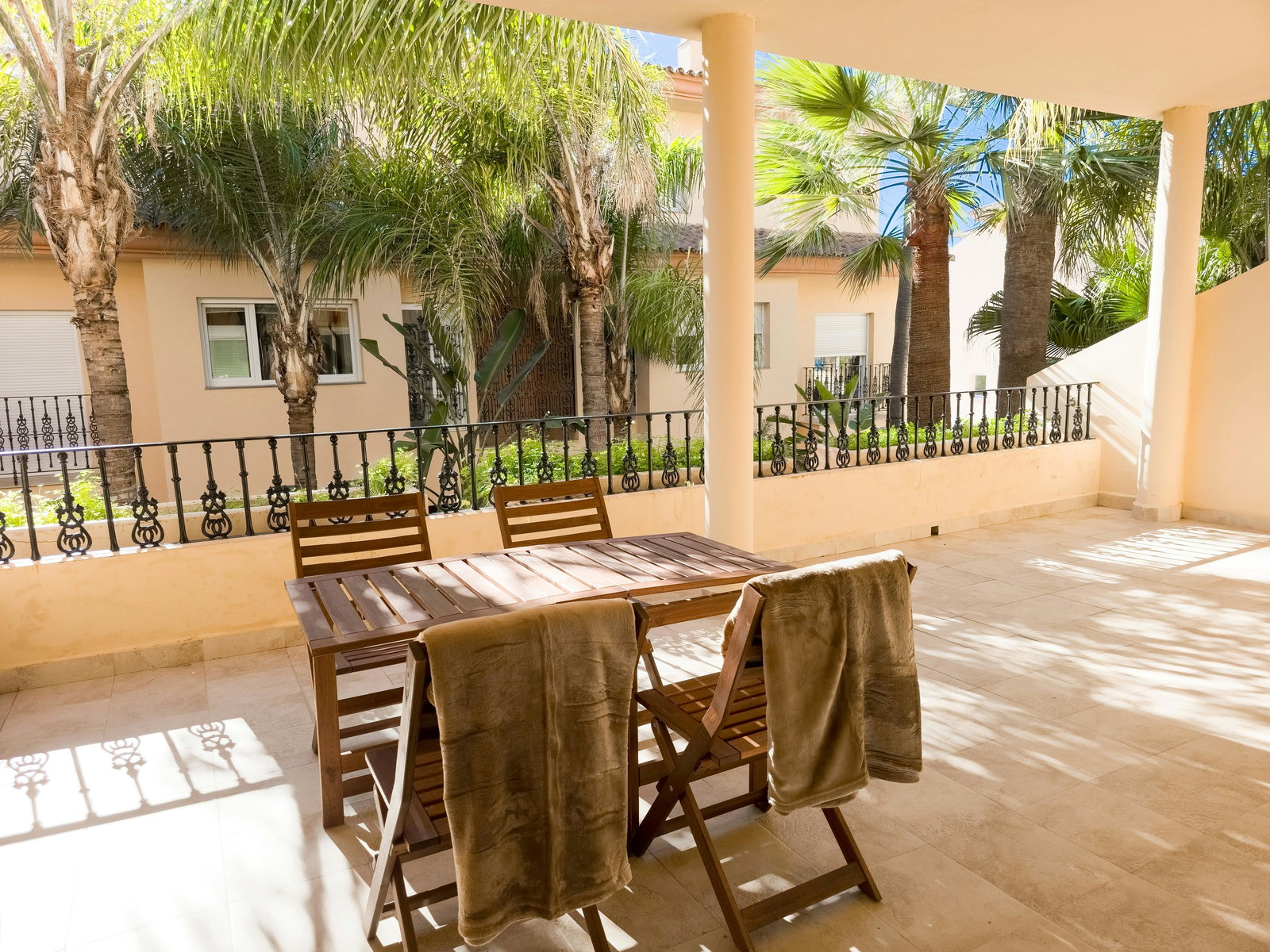 Large 1BR in quite community with pool in famous La Cerquilla with 24h security