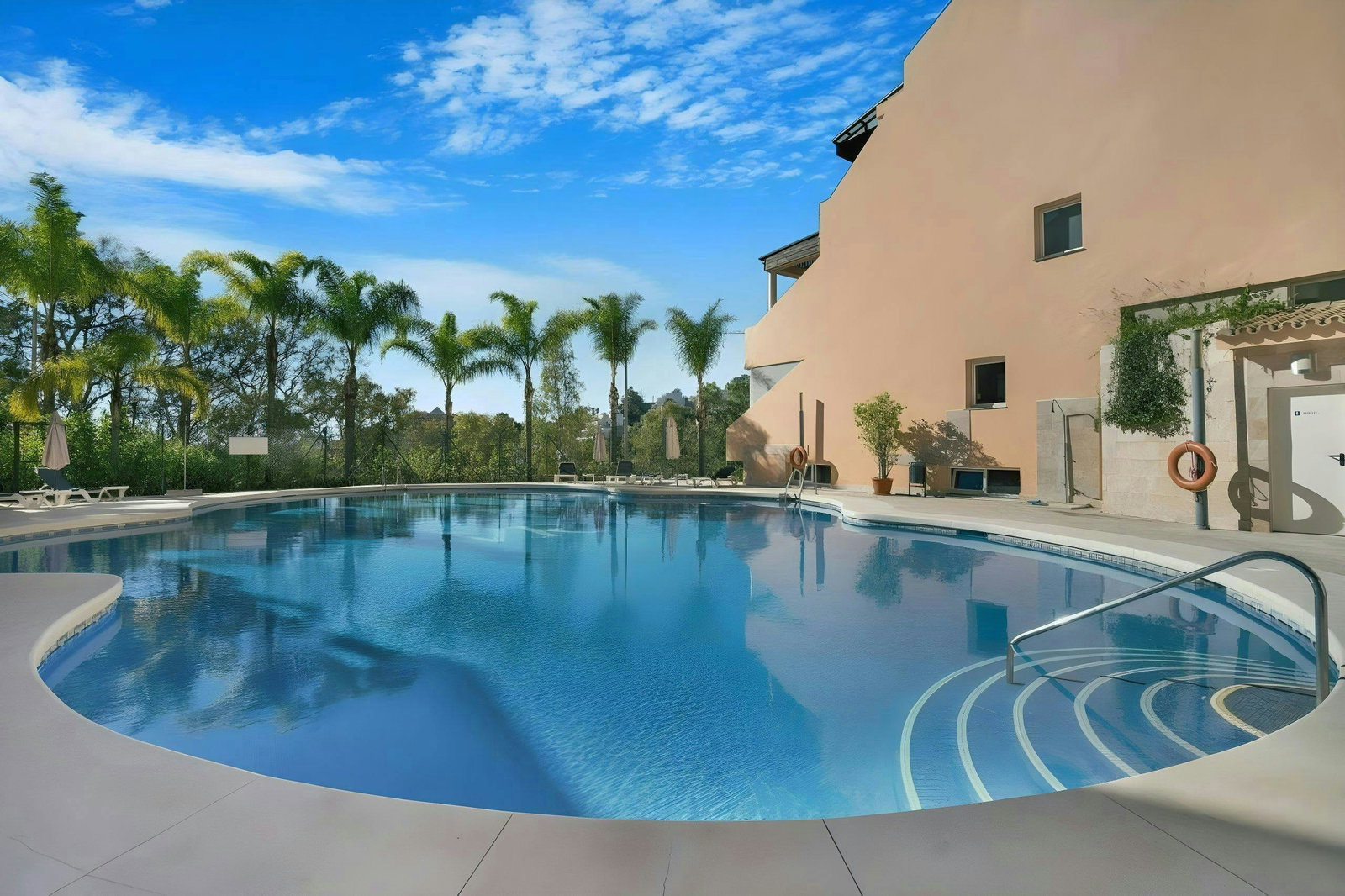 Large 1BR in quite community with pool in famous La Cerquilla with 24h security