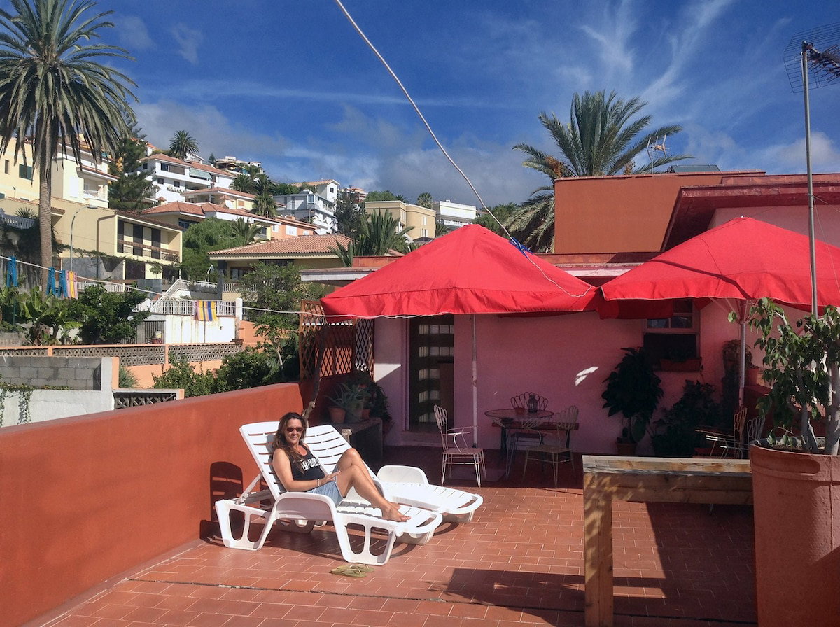 In Tenerife, a small oasis with views over the city, with year-round average temperature of 24 ° C. The perfect location for touring the island, very well connected and with easy parking.