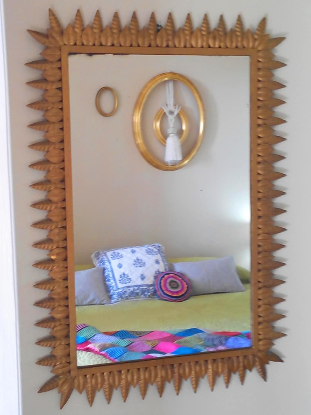 Antiguo espejo en dormitorio