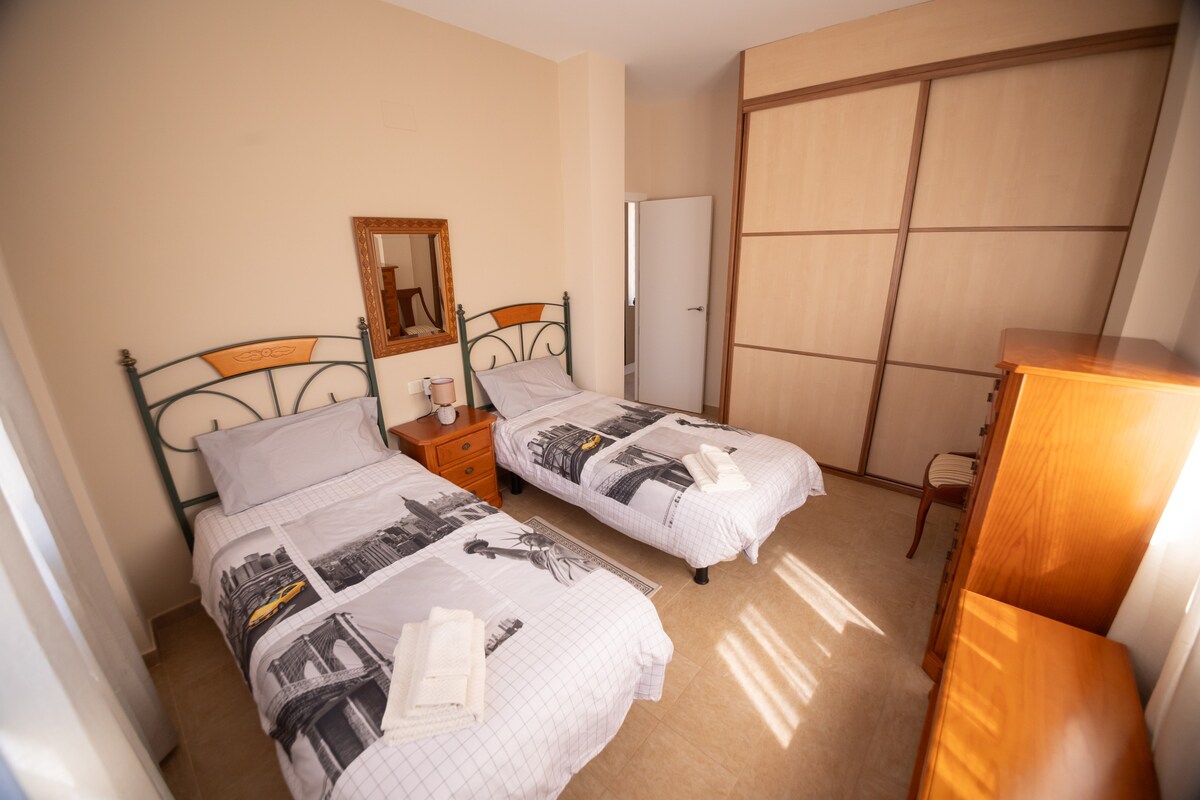 Bedroom 1 image 3