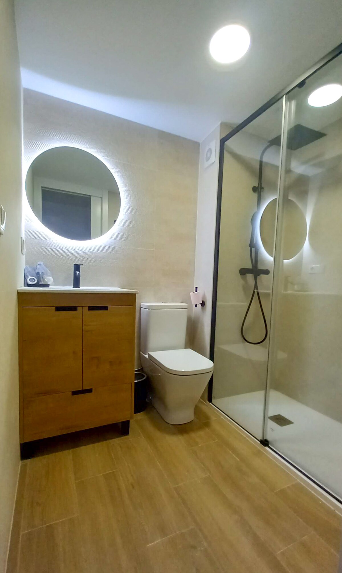 Full bathroom image 1