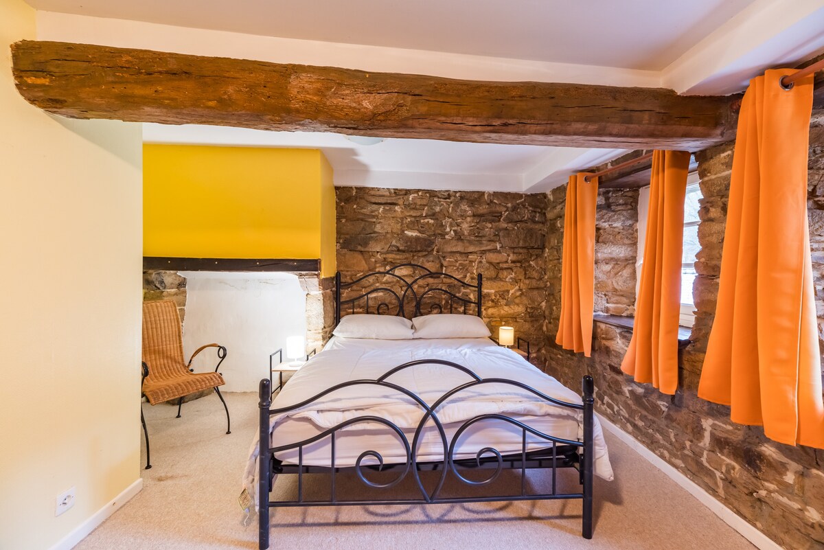 Chambre 1 - lit double 140 x 190 avec commode et penderie donnant sur la cour
