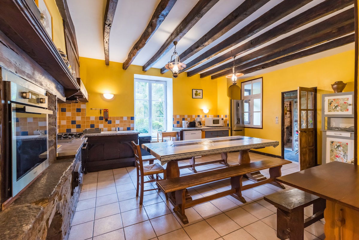 Grande cuisine avec 2 tables pouvant accueillir 10/12 personnes et 4/6 personnes