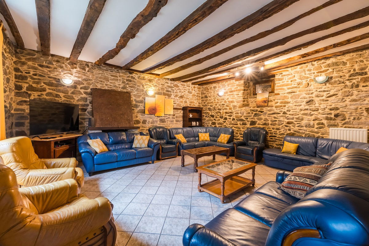 Grand salon pouvant accueillir tous les convives, équipés d'une télé branchée au câble.