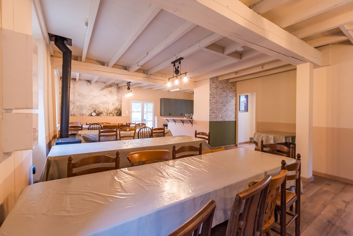 Salle à manger du gîte La minoterie avec 4 tables pour 10 personnes