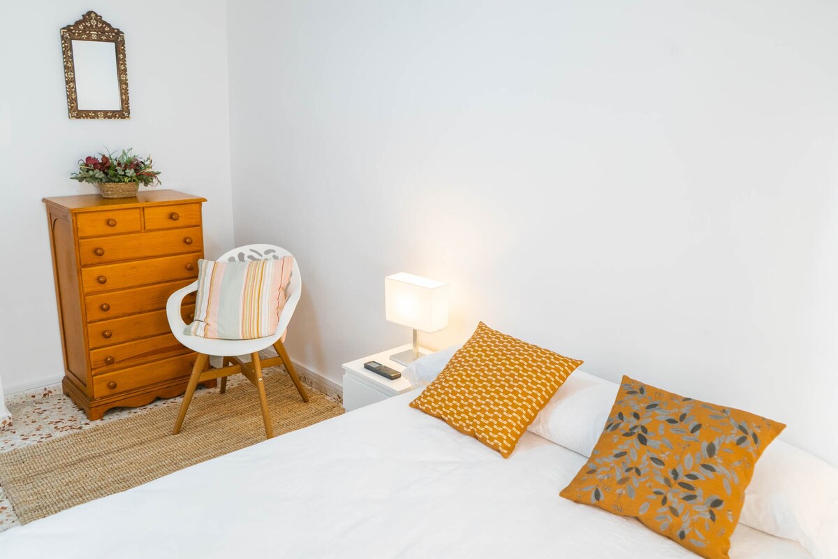 Bedroom 1 image 2