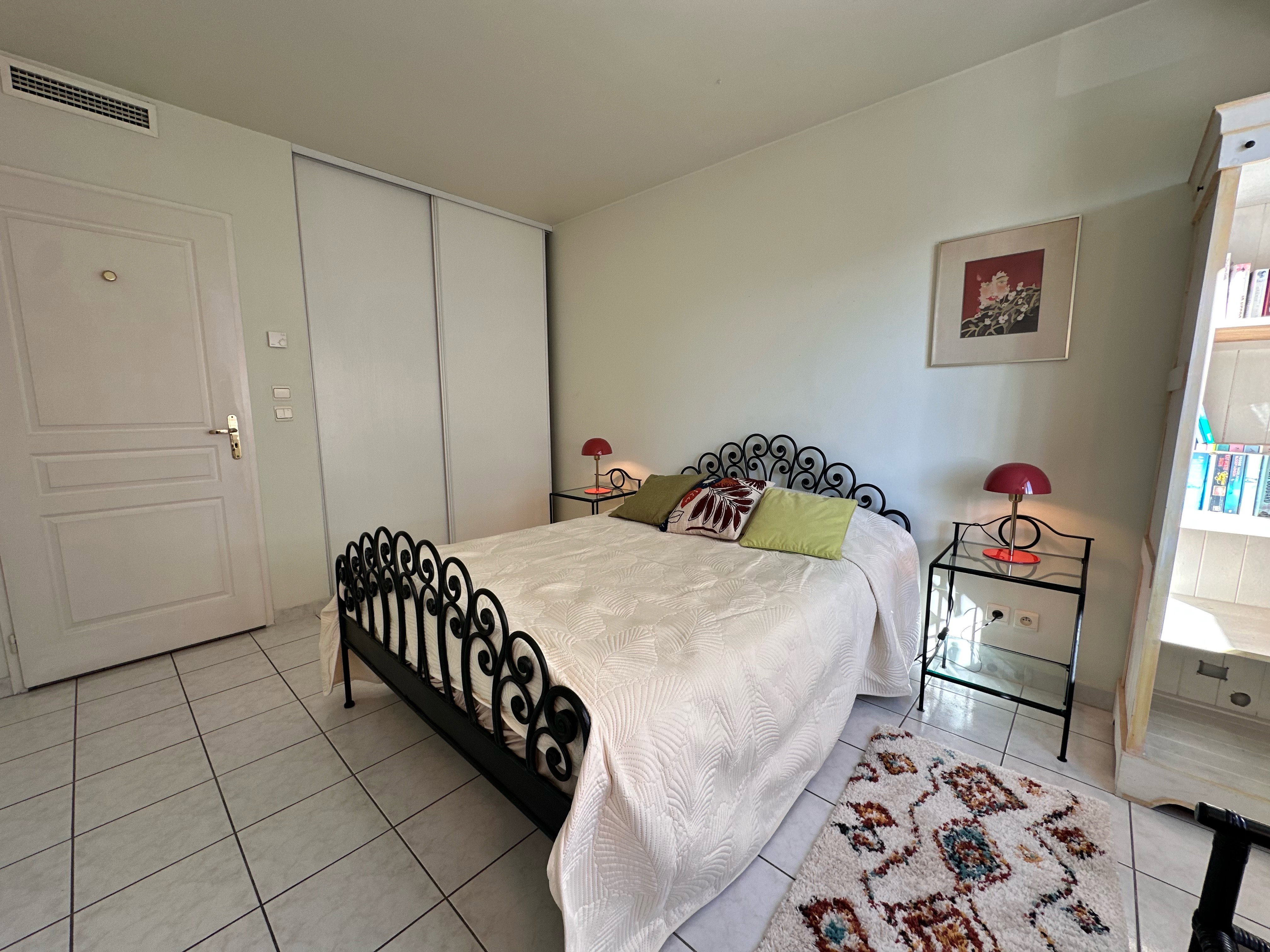 2-room sea view flat in Old Antibes, close to the train station and port,parking