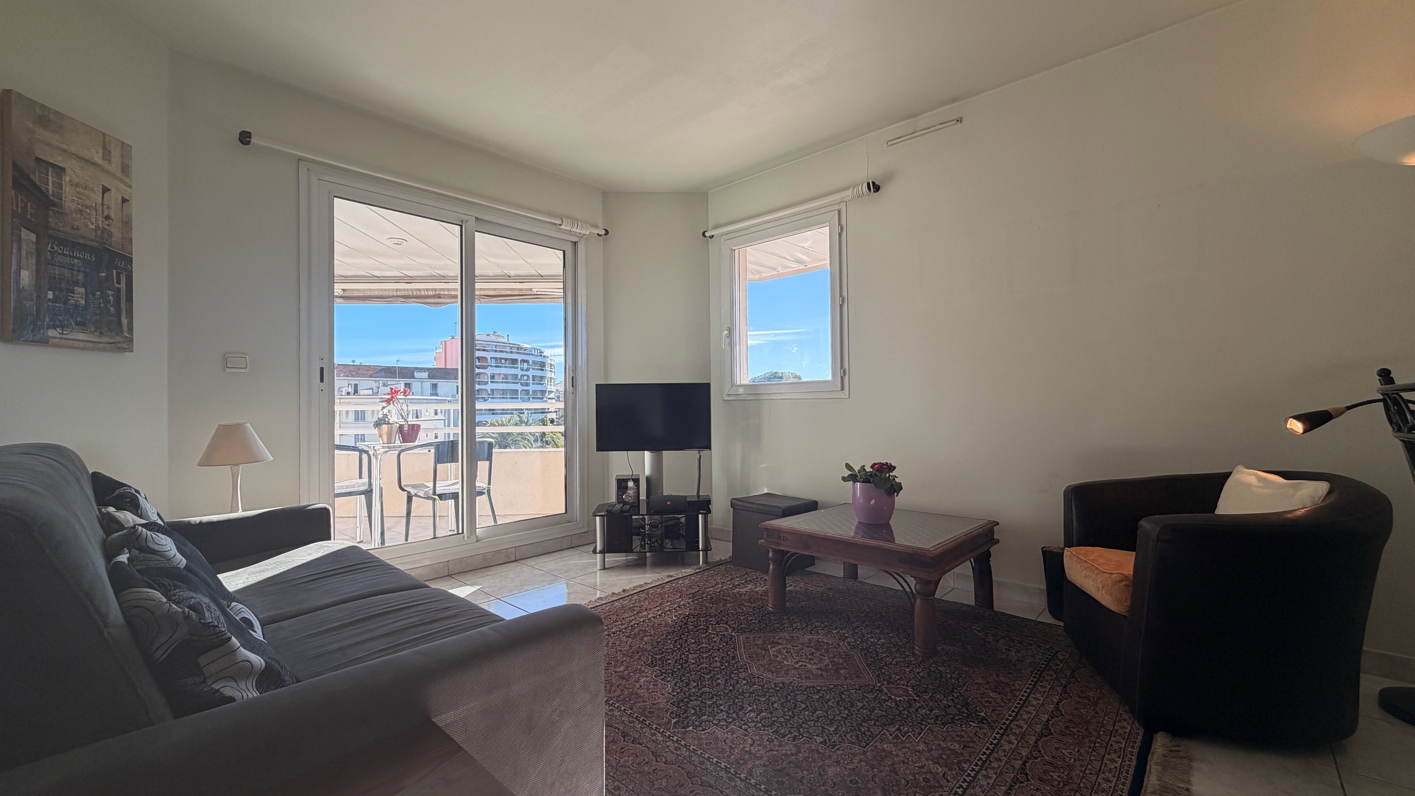 2-room apartment in Old Antibes, close to the train station and port